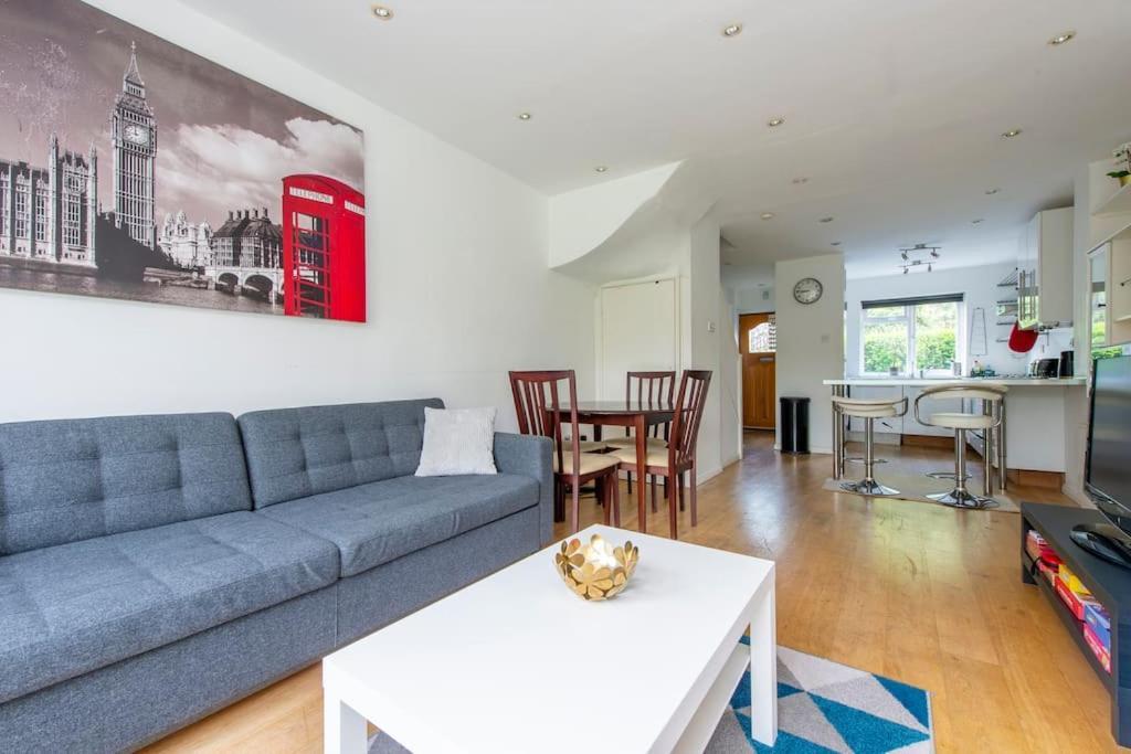 Ferienhaus Lovely 2-bed 15 Minutes To