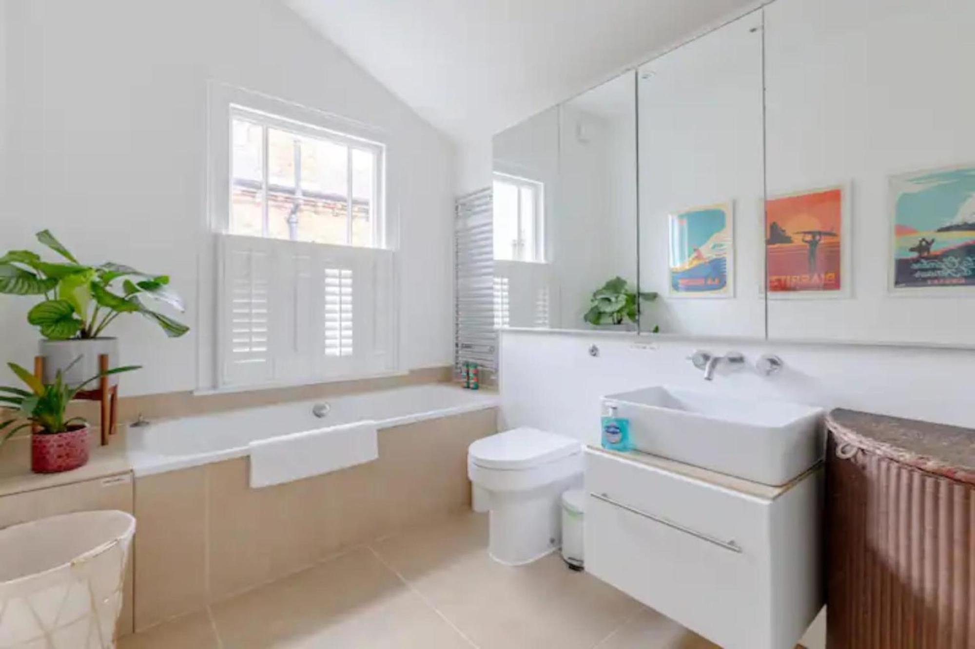 Beautifully Designed 2bd House - By Queen's Park! *