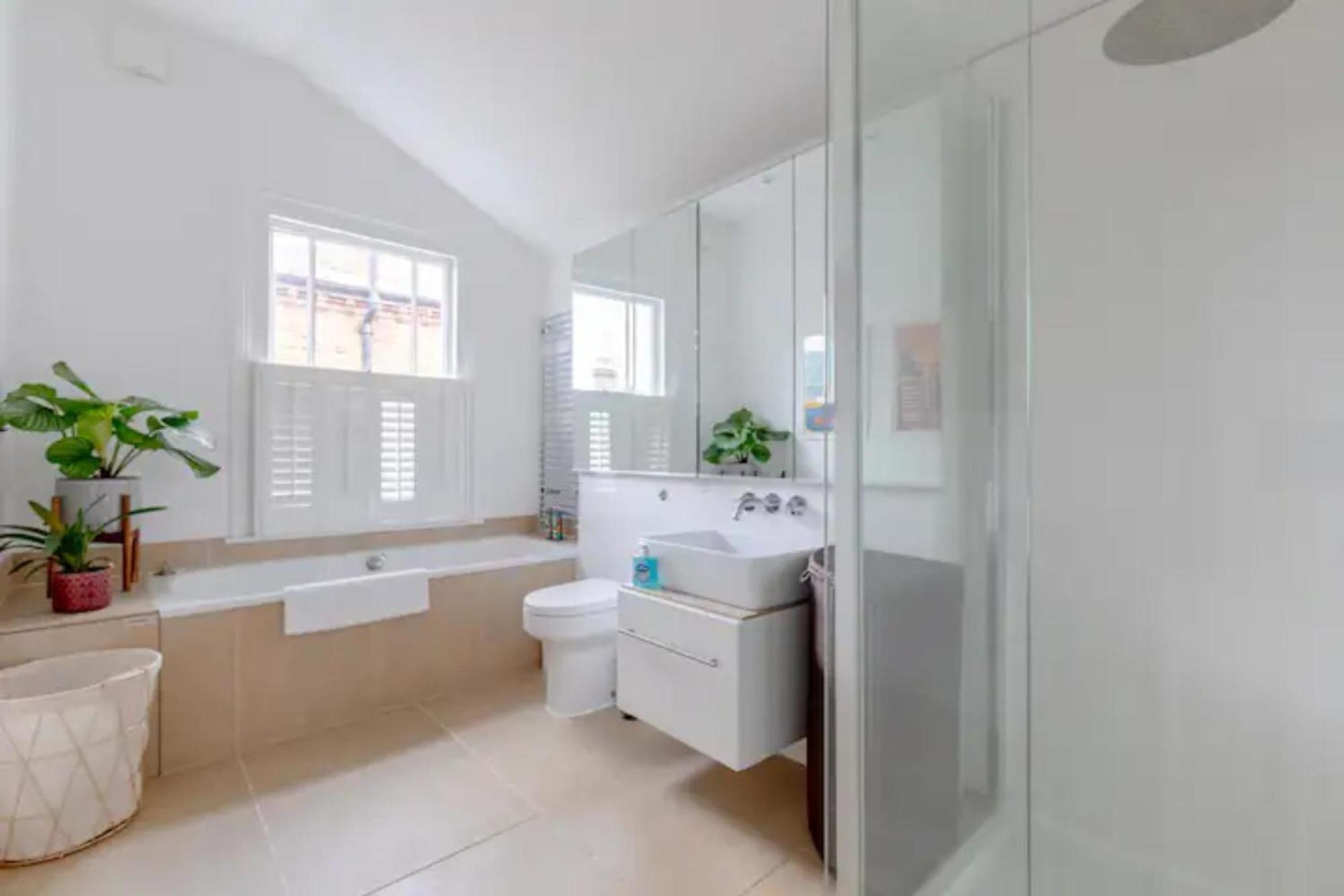 Beautifully Designed 2bd House - By Queen's Park! Holiday home