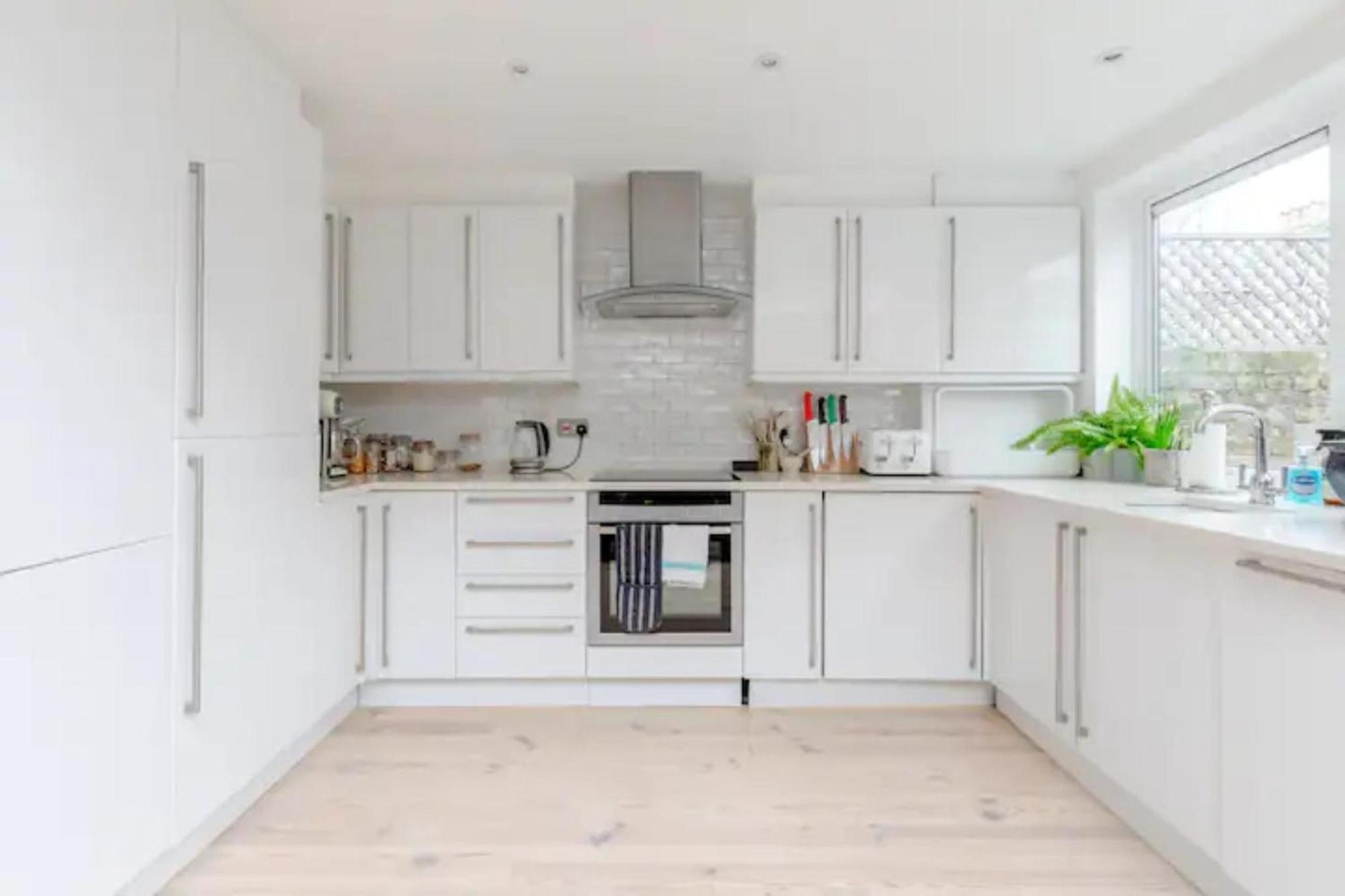 Beautifully Designed 2bd House - By Queen's Park! Holiday home *