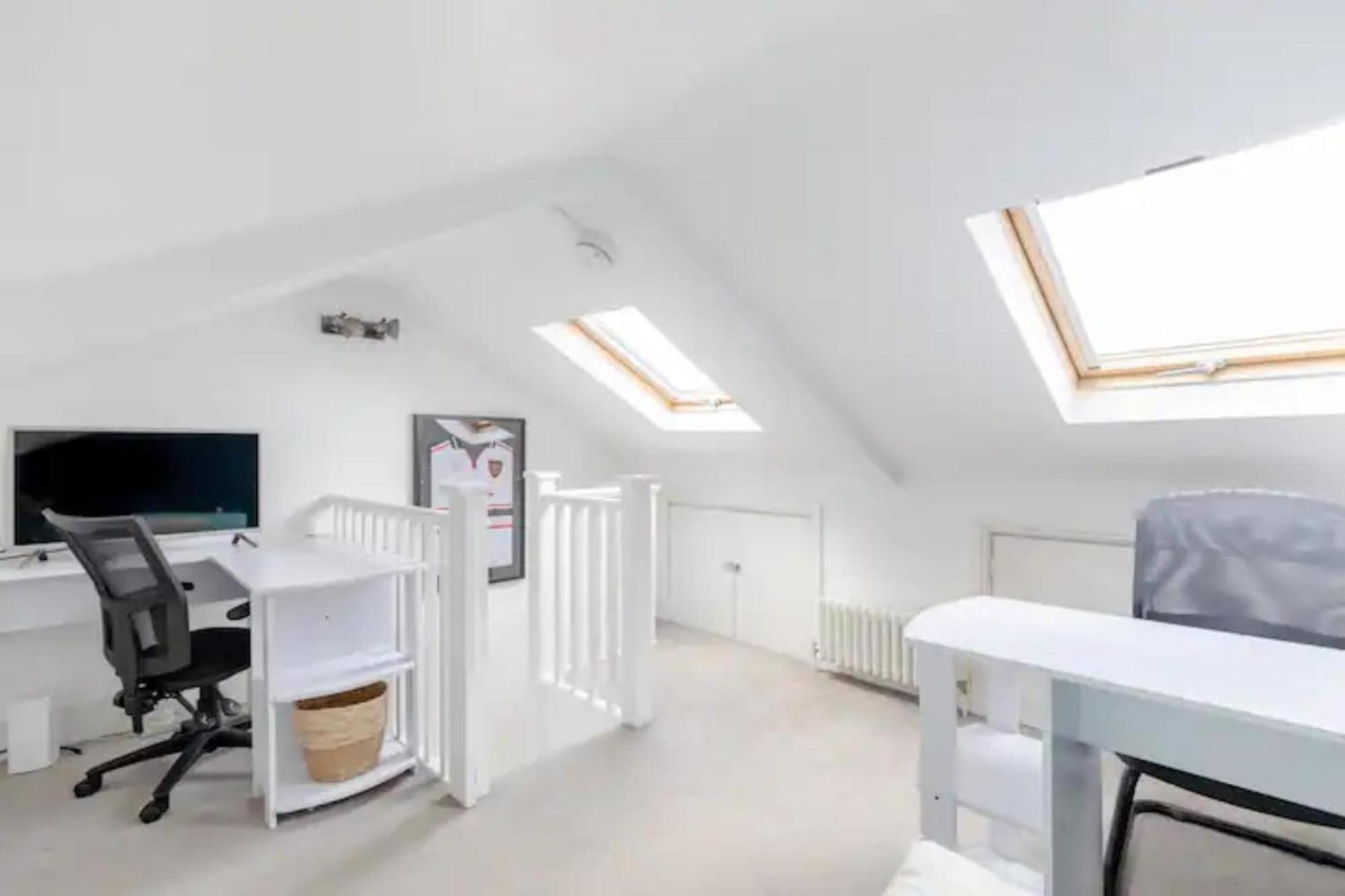 Beautifully Designed 2bd House - By Queen's Park! *
