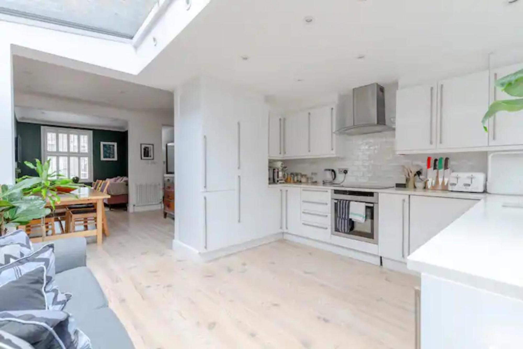 Beautifully Designed 2bd House - By Queen's Park! Holiday home London