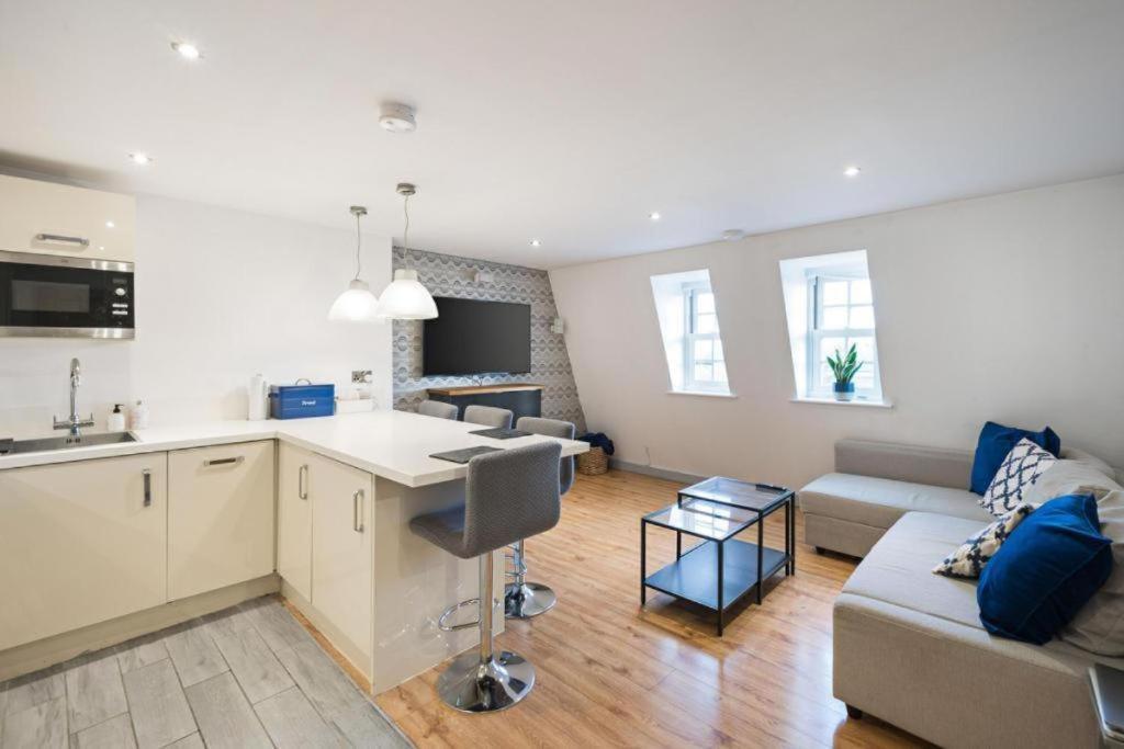 Two Bedroom In Fulham Apartment