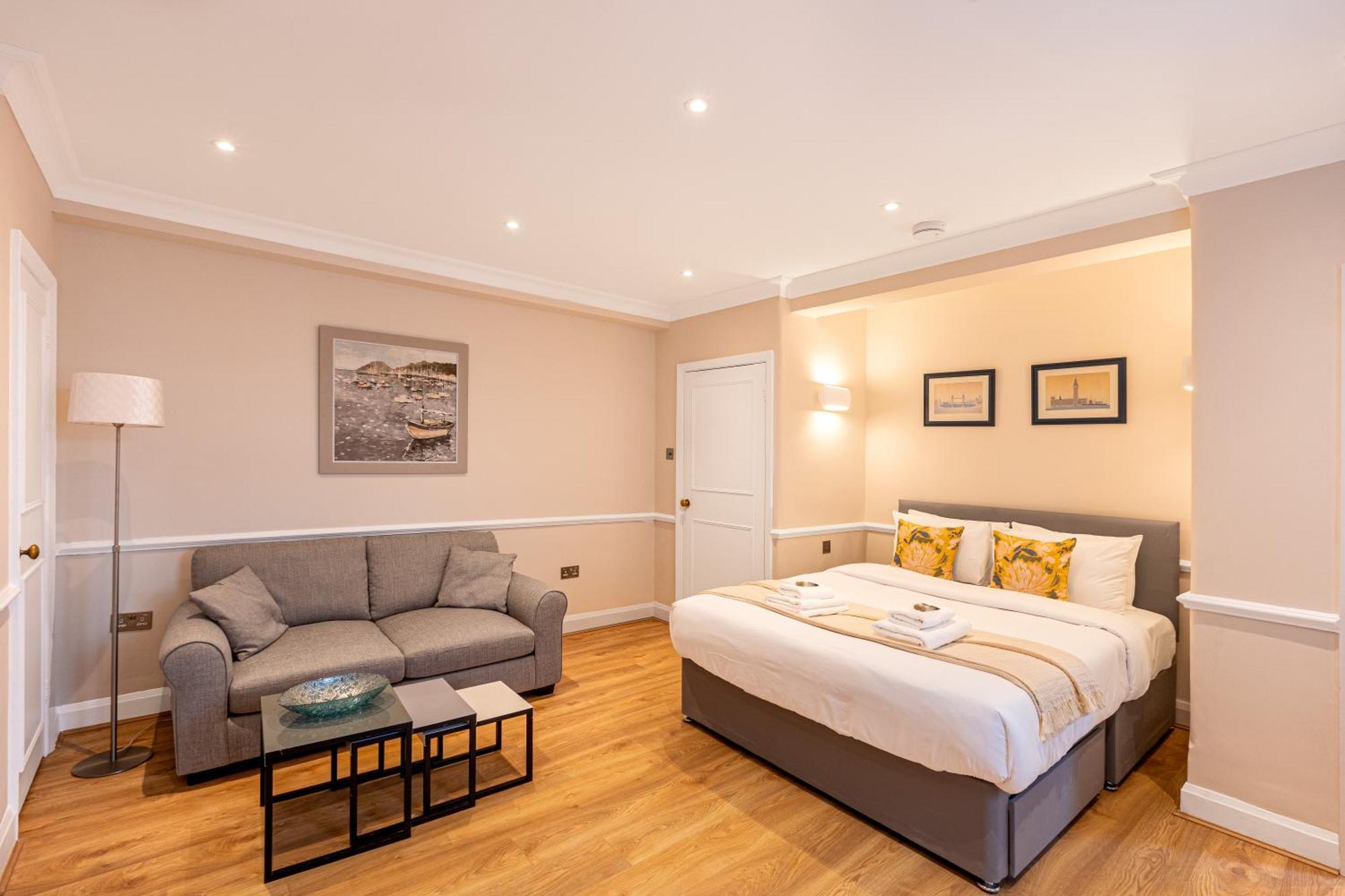 Charming In Prestigious Chelsea Apartment *