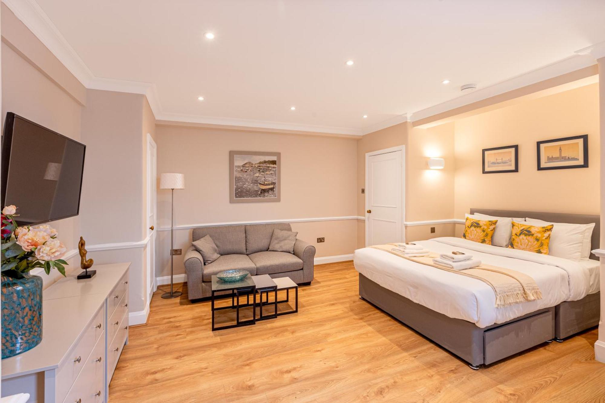 Charming In Prestigious Chelsea Apartment *