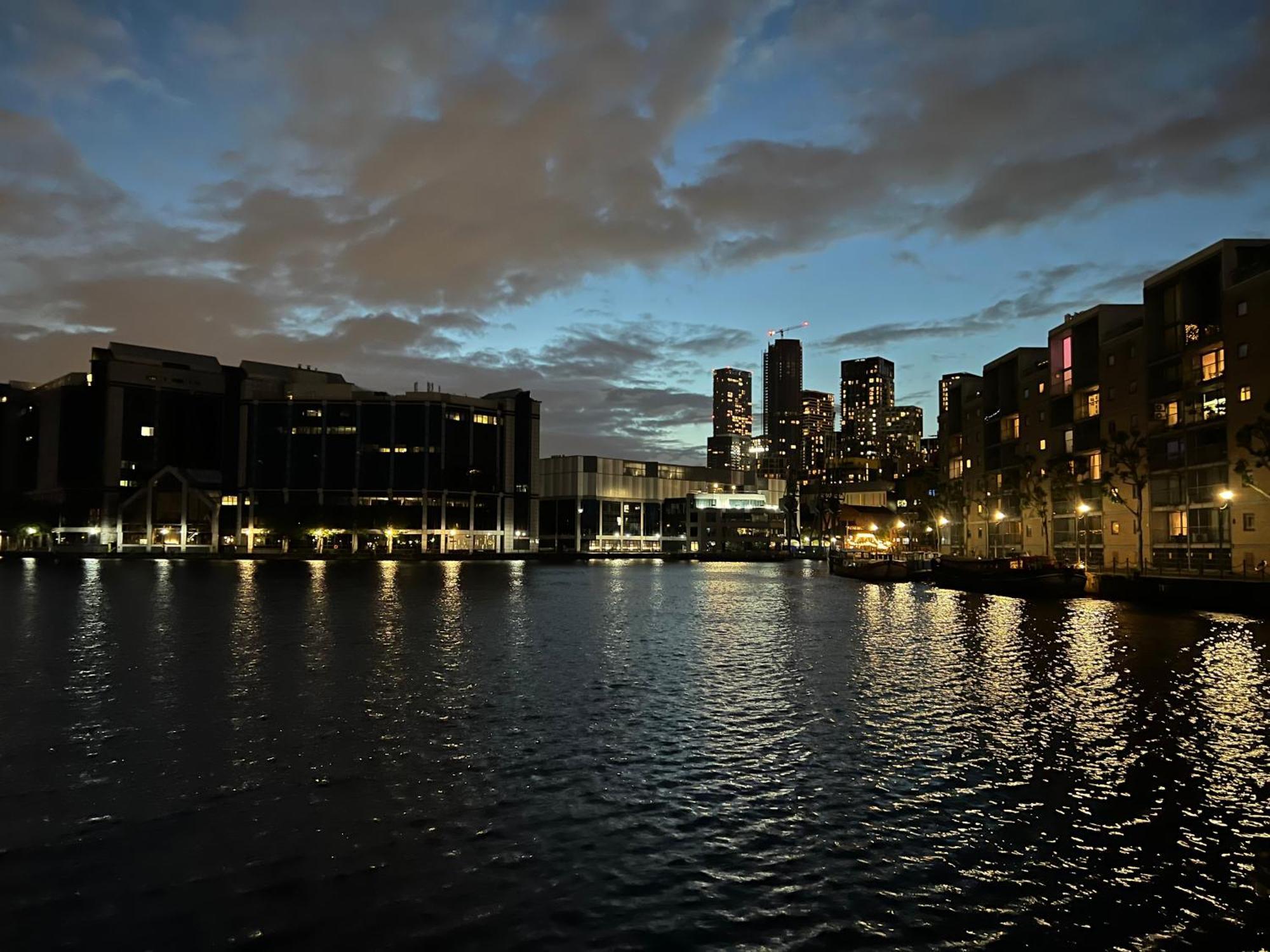 Modern Ground Floor In Canary Wharf, Free Parking Londen