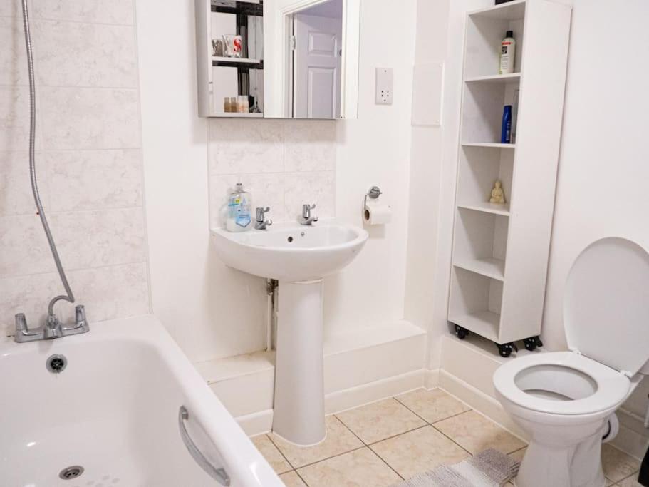 Adorable Hackney Flat With Balcony * London