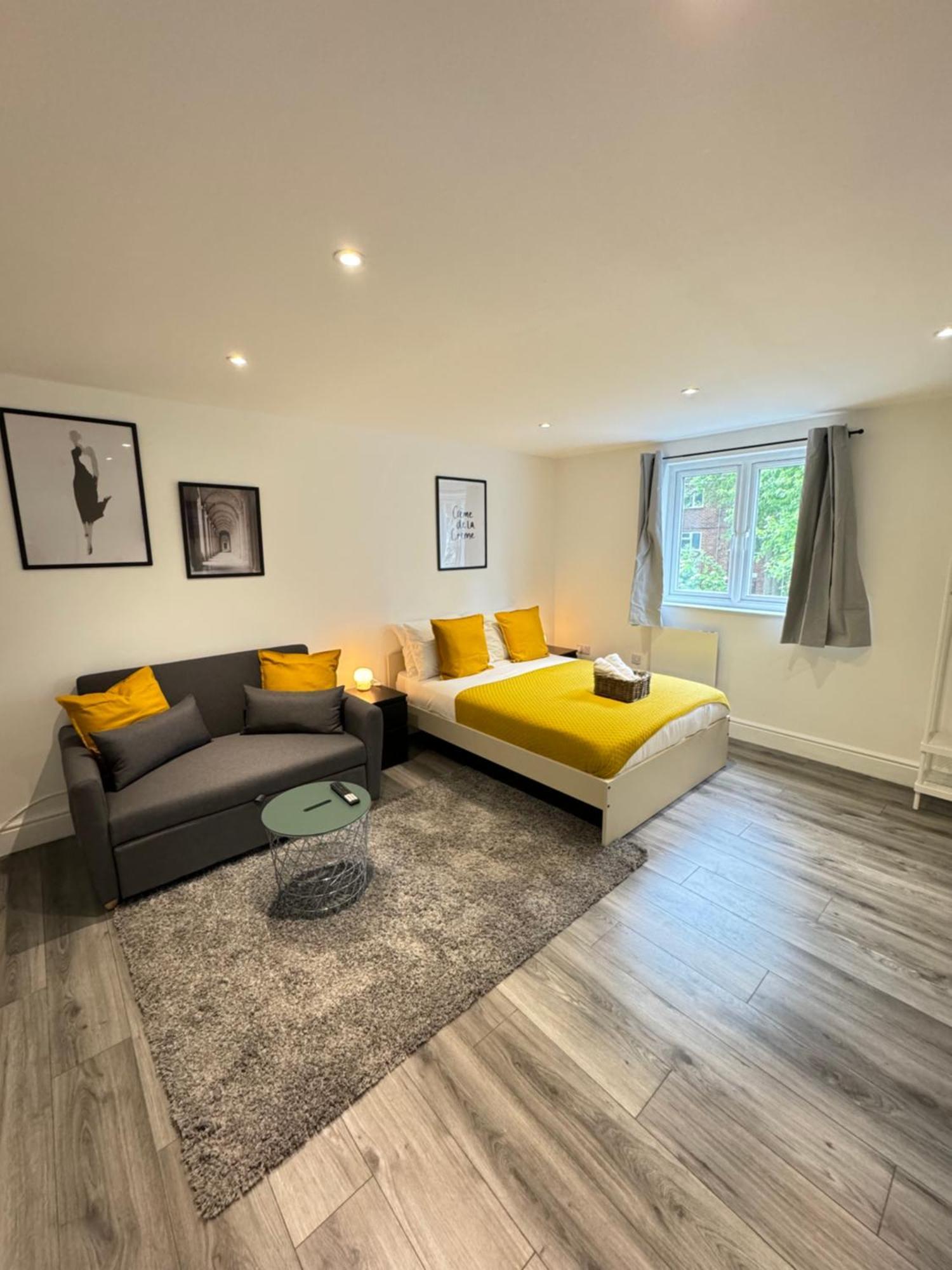 En-suite Bedroom For Up To 4! Sofa Bed - Near Stratford Guest house *