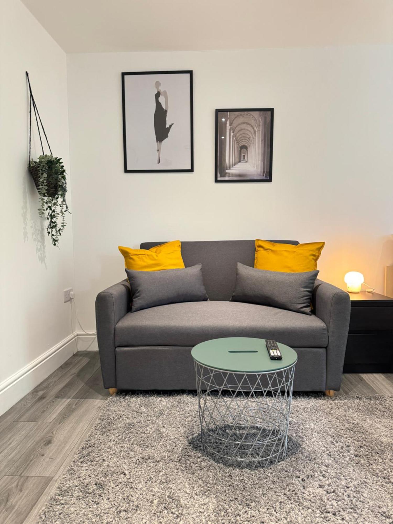 Guest house En-suite Bedroom For Up To 4! Sofa Bed - Near Stratford London