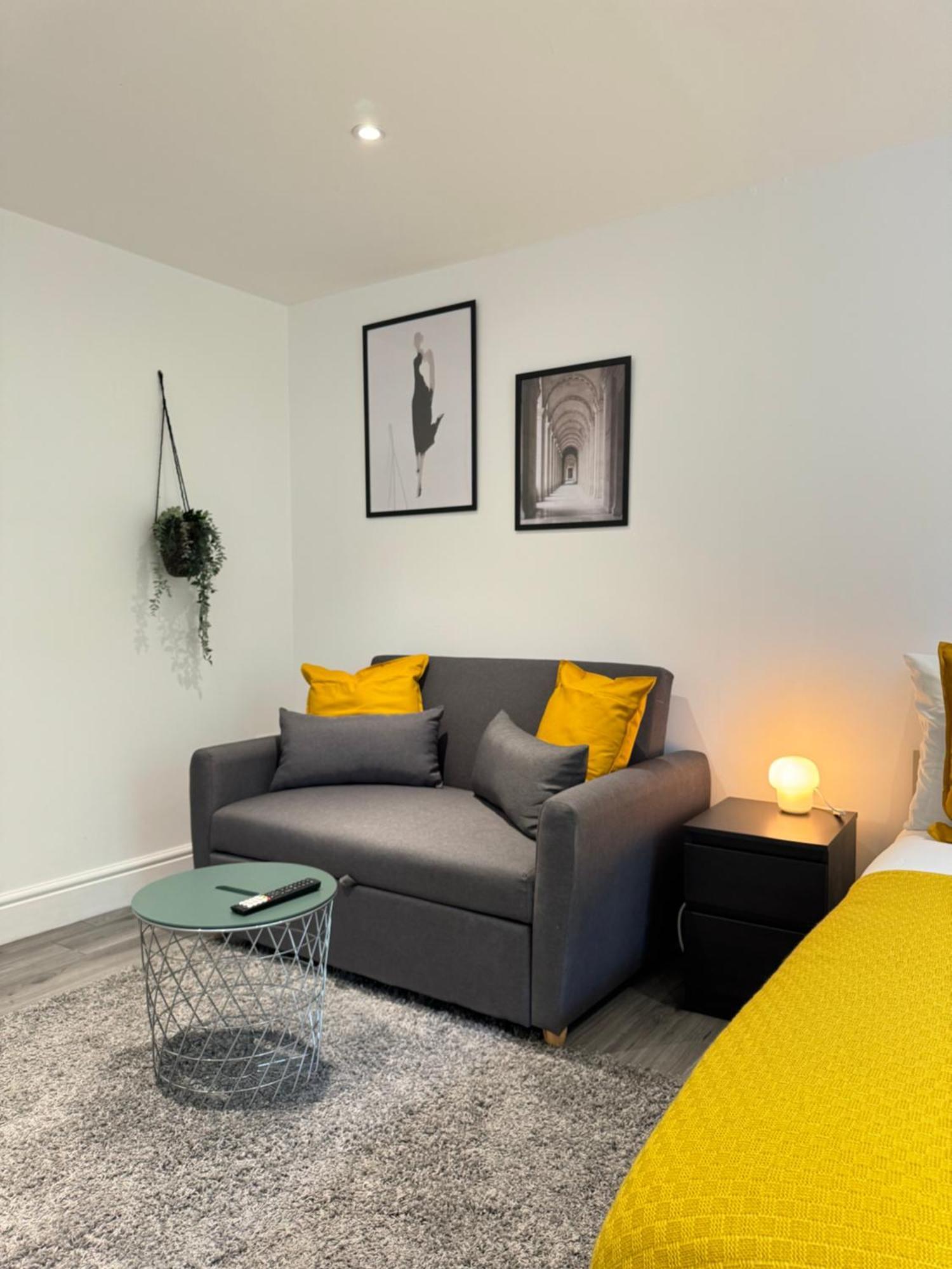 En-suite Bedroom For Up To 4! Sofa Bed - Near Stratford Guest house *