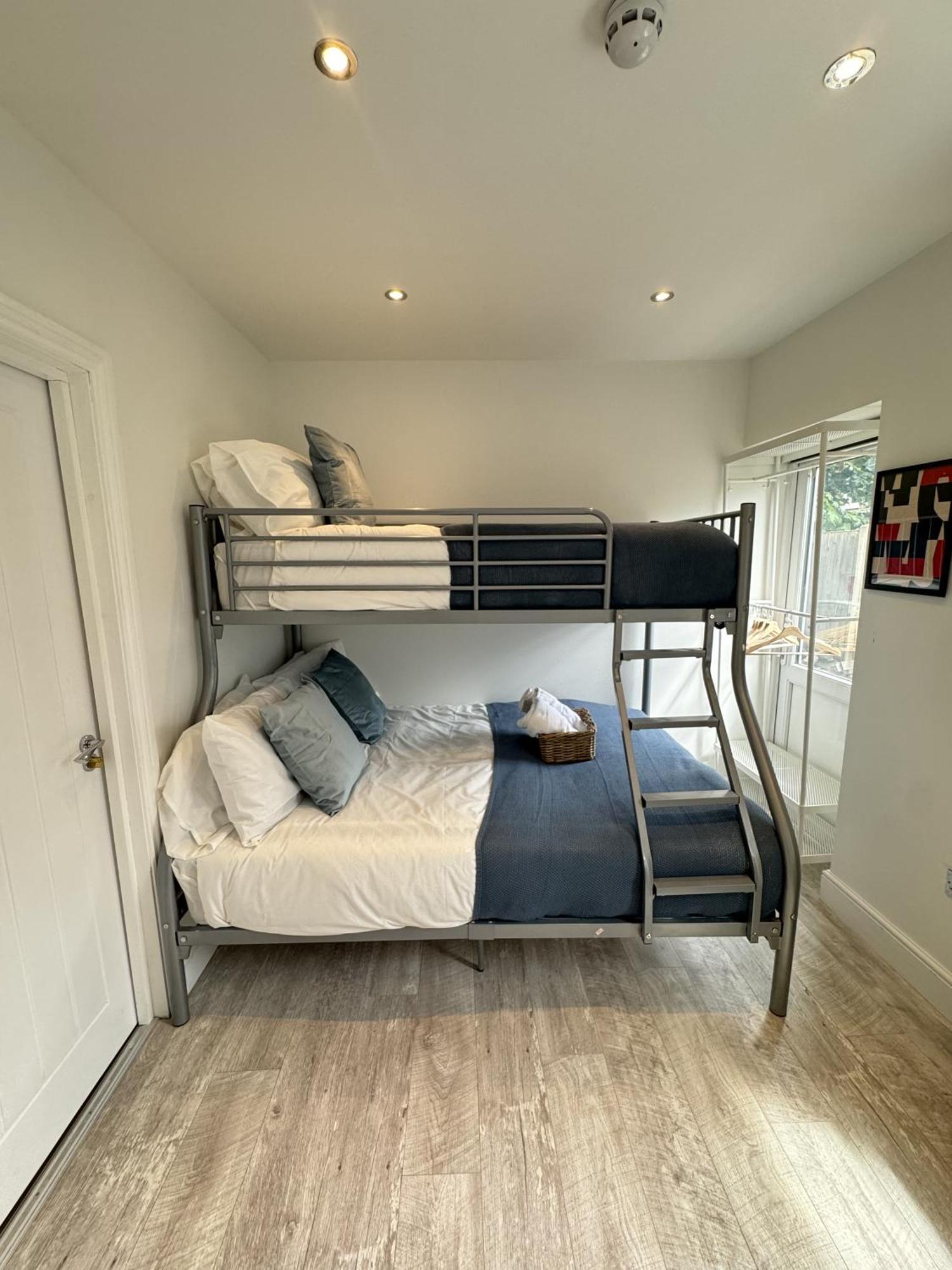 En-suite Bedroom For Up To 4! Sofa Bed - Near Stratford Pensión Londres