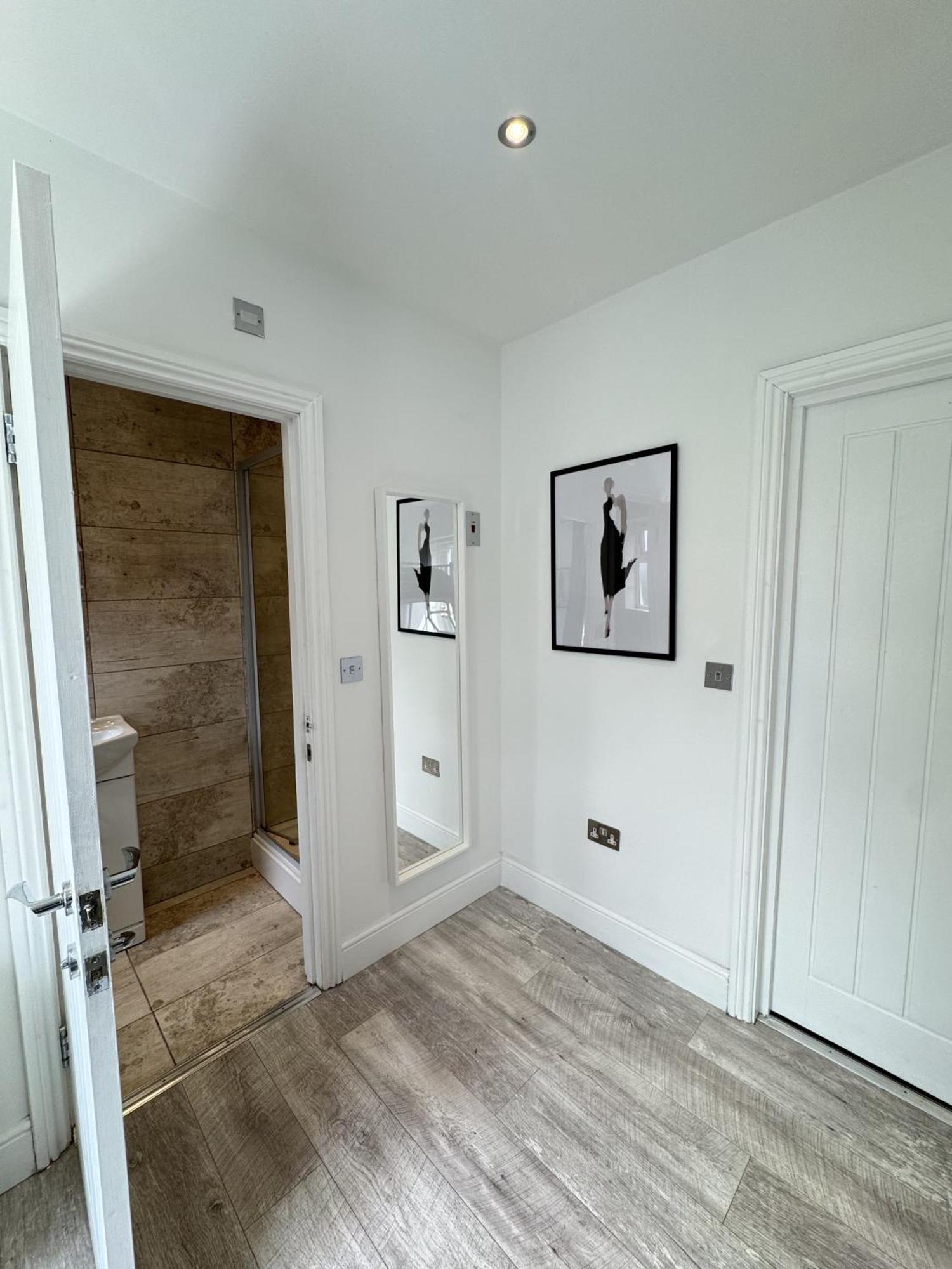 Guest house En-suite Bedroom For Up To 4! Sofa Bed - Near Stratford *