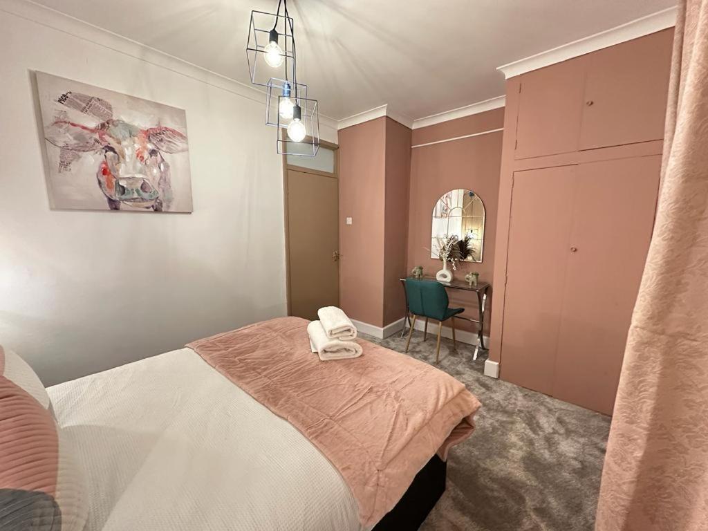 Central Three Bedroom Apartment *