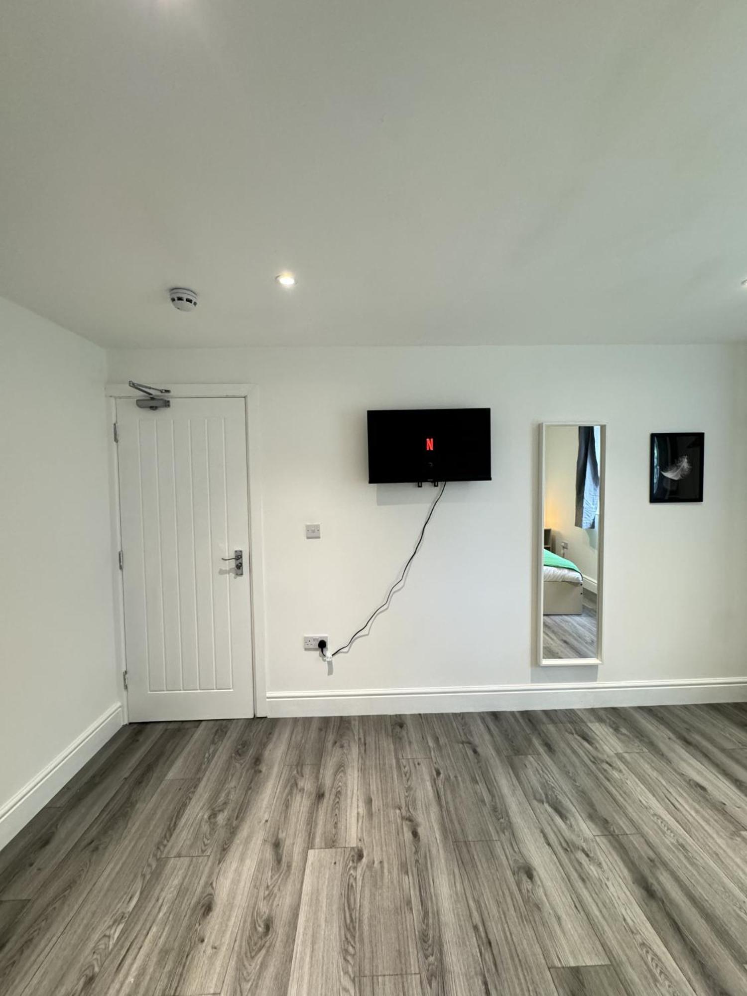 En-suite Bedroom For Up To 4! Sofa Bed - Near Stratford Pensión *