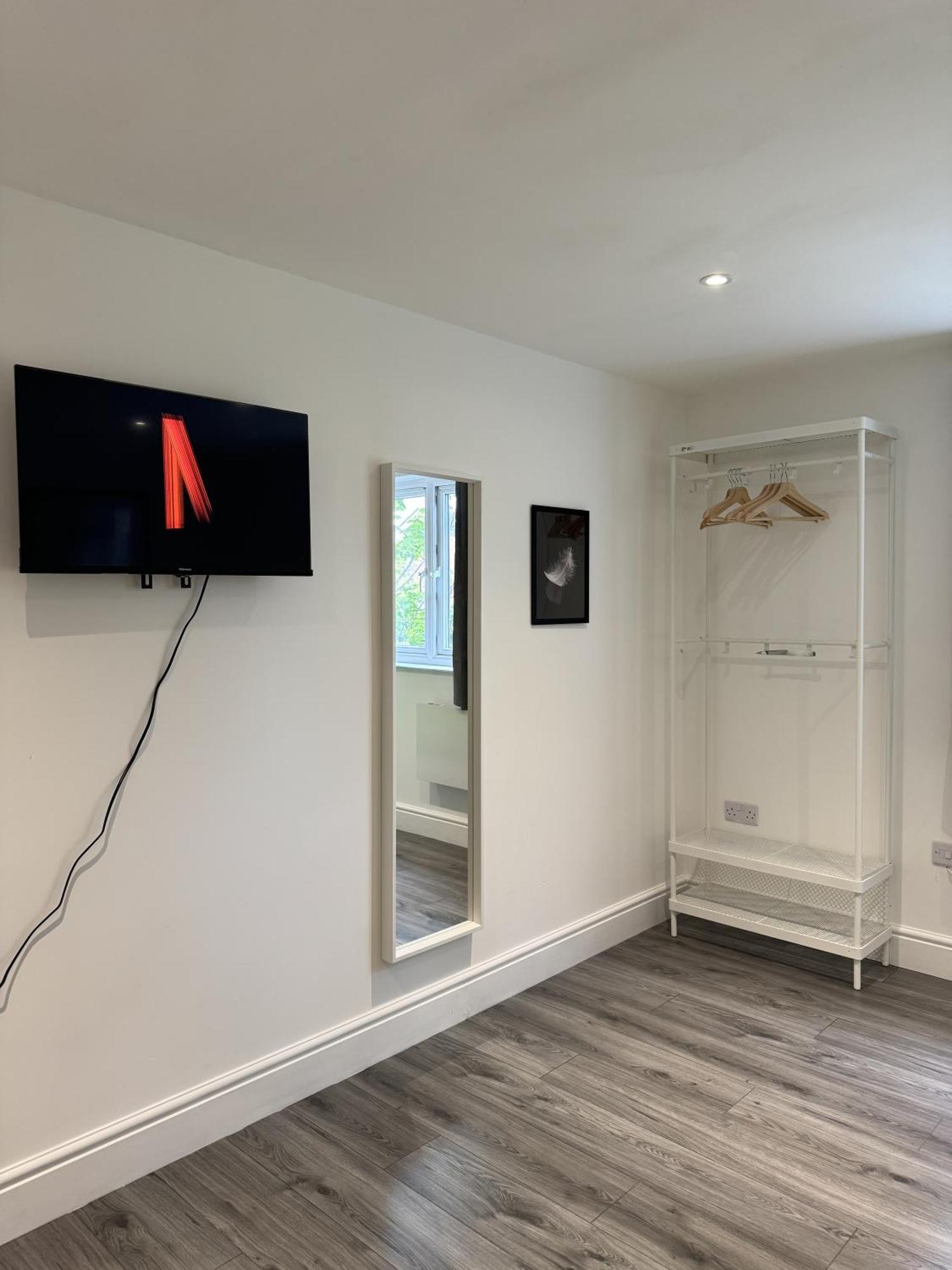 Guest house En-suite Bedroom For Up To 4! Sofa Bed - Near Stratford *