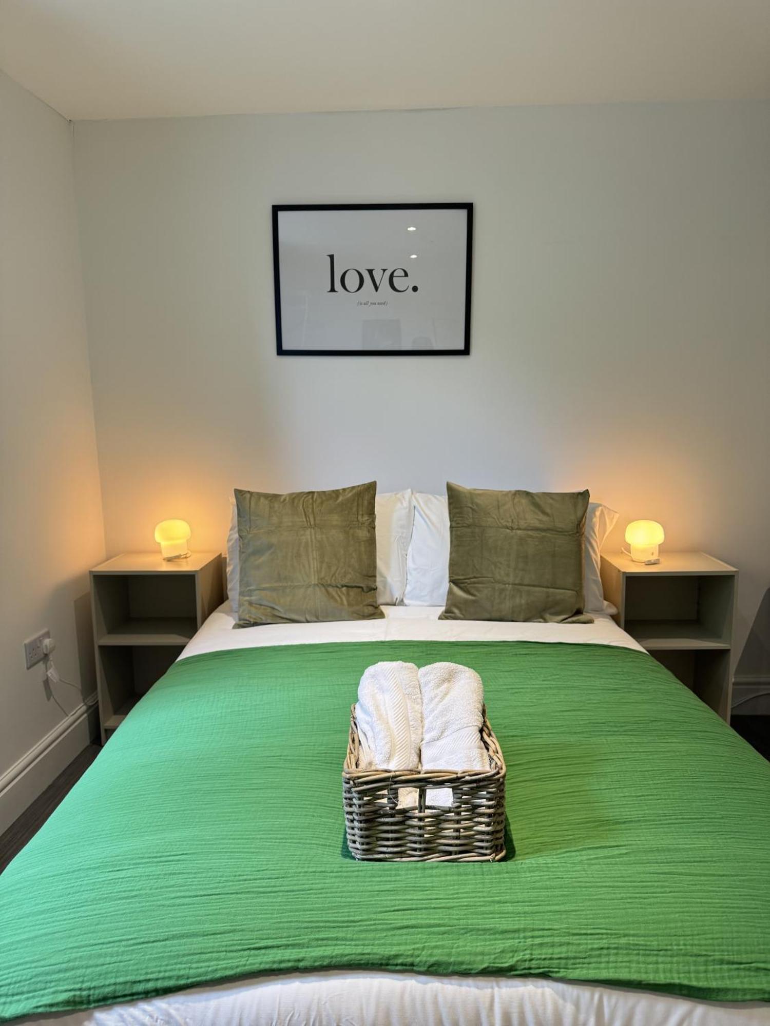 Pensión En-suite Bedroom For Up To 4! Sofa Bed - Near Stratford *