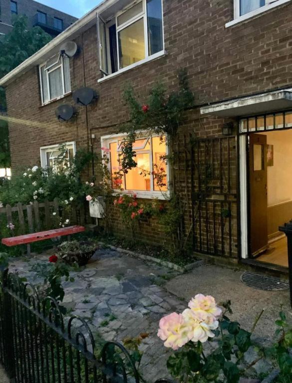 Whitechapel Lindley House R2 London