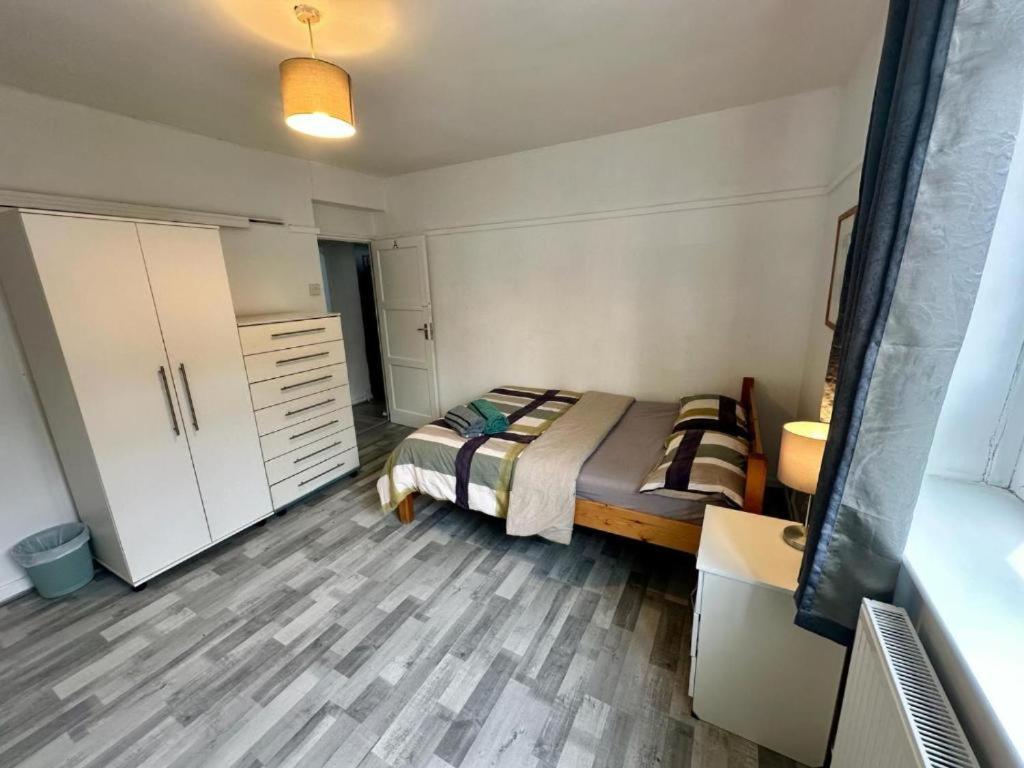 Guest house Aldgate East R2 London