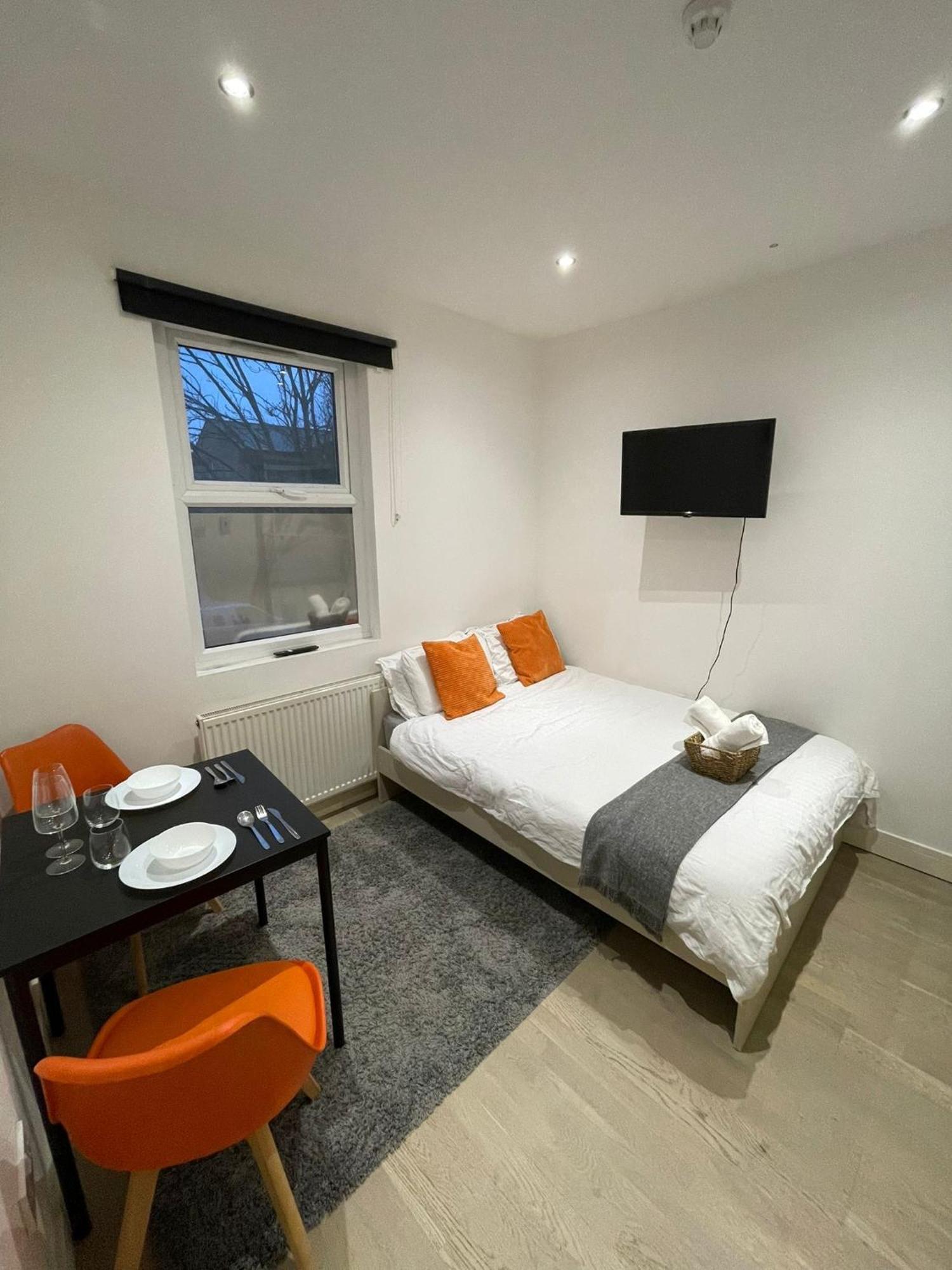 Cozy En-suite Near Stratford Guest house
