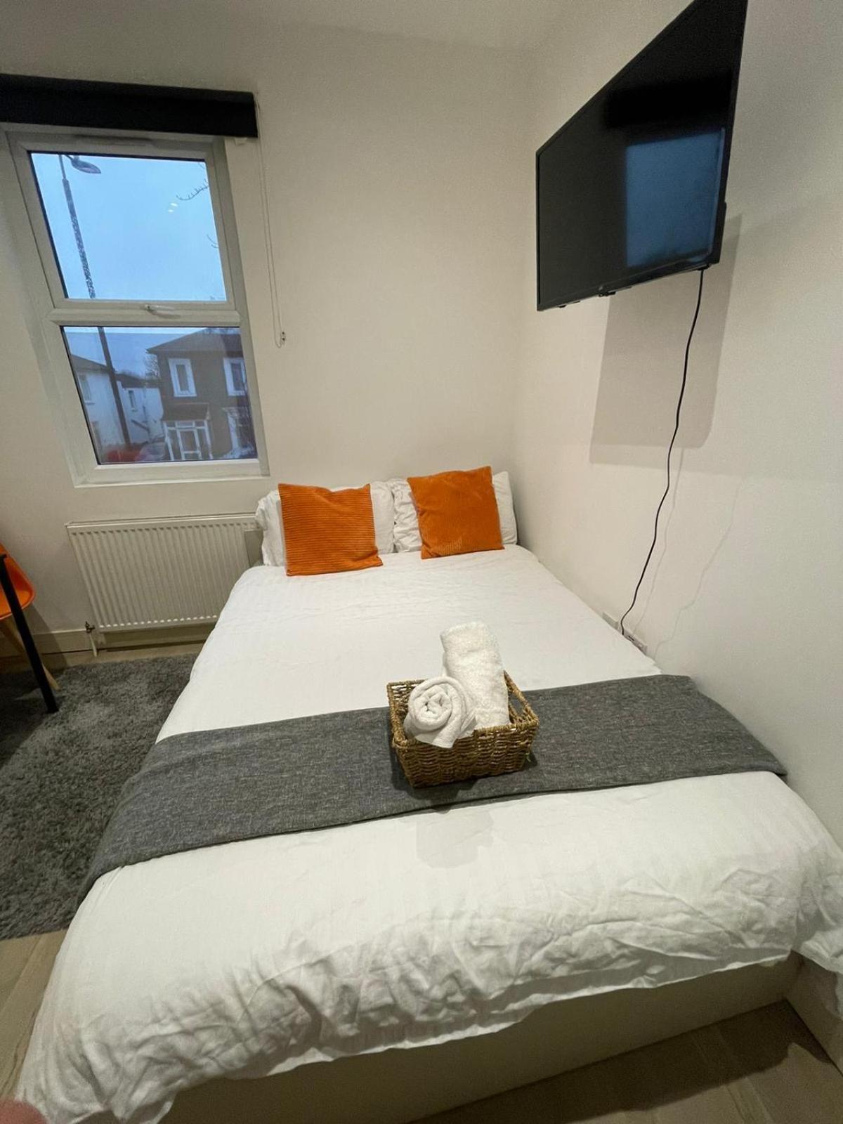 Cozy En-suite Near Stratford Guest house *
