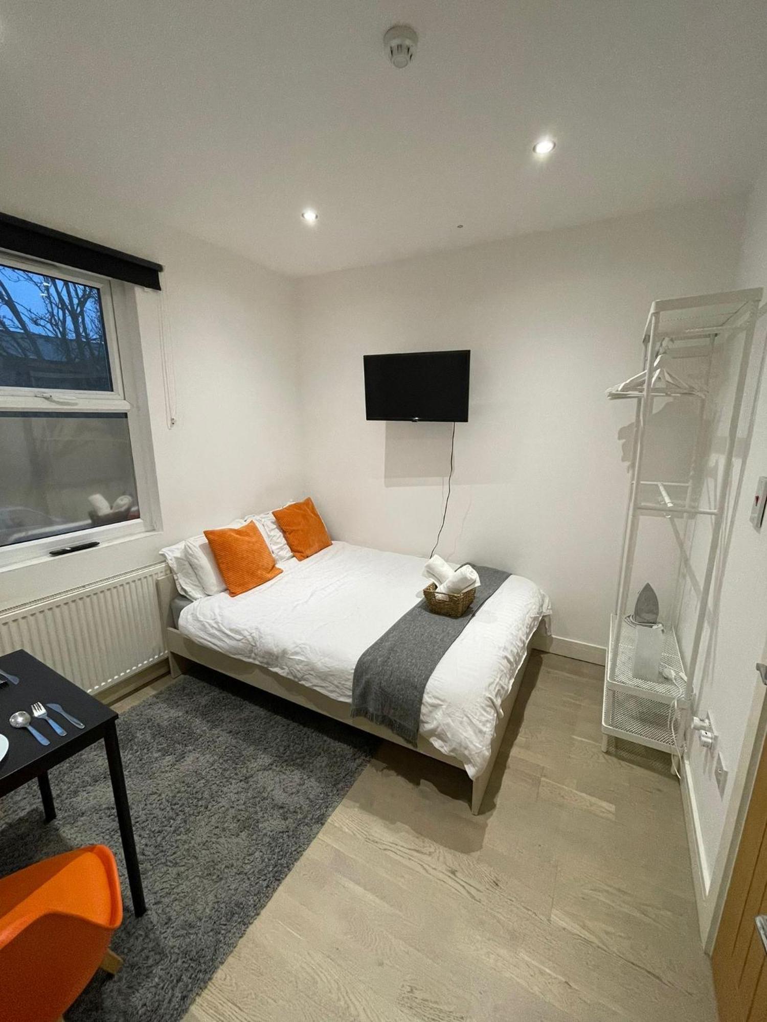 Cozy En-suite Near Stratford Guest house