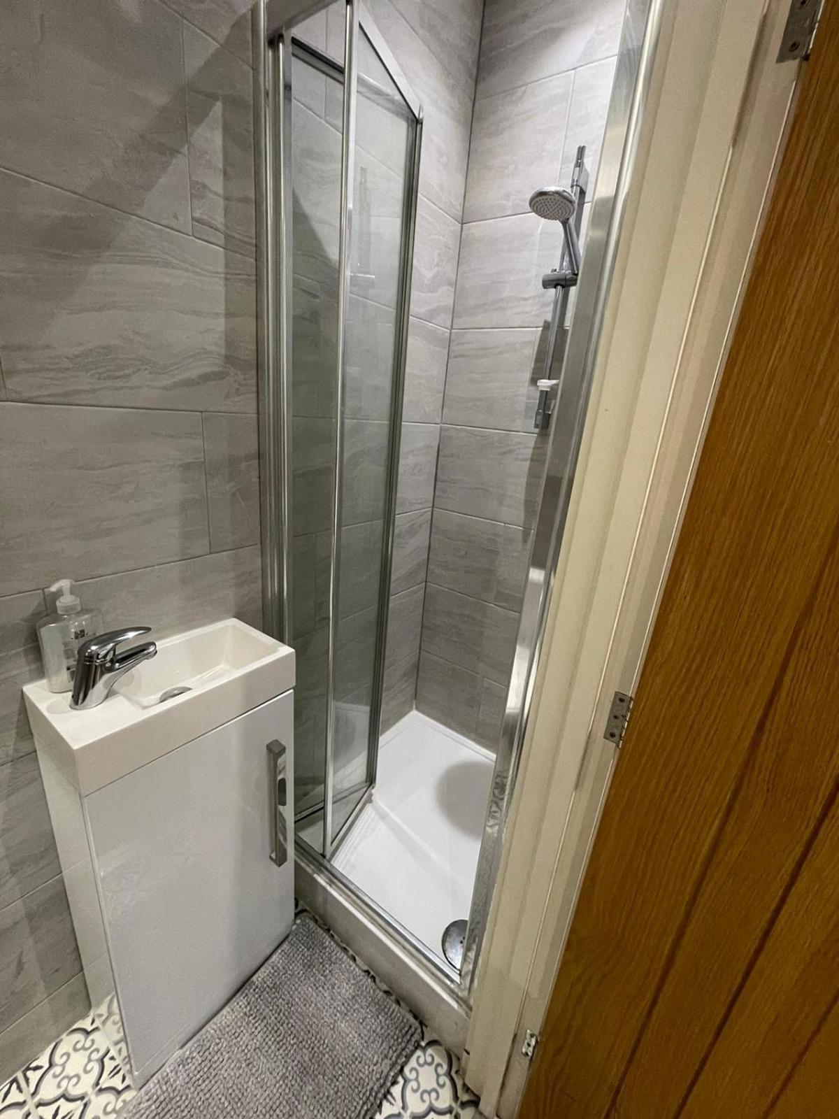 Cozy En-suite Near Stratford Guest house