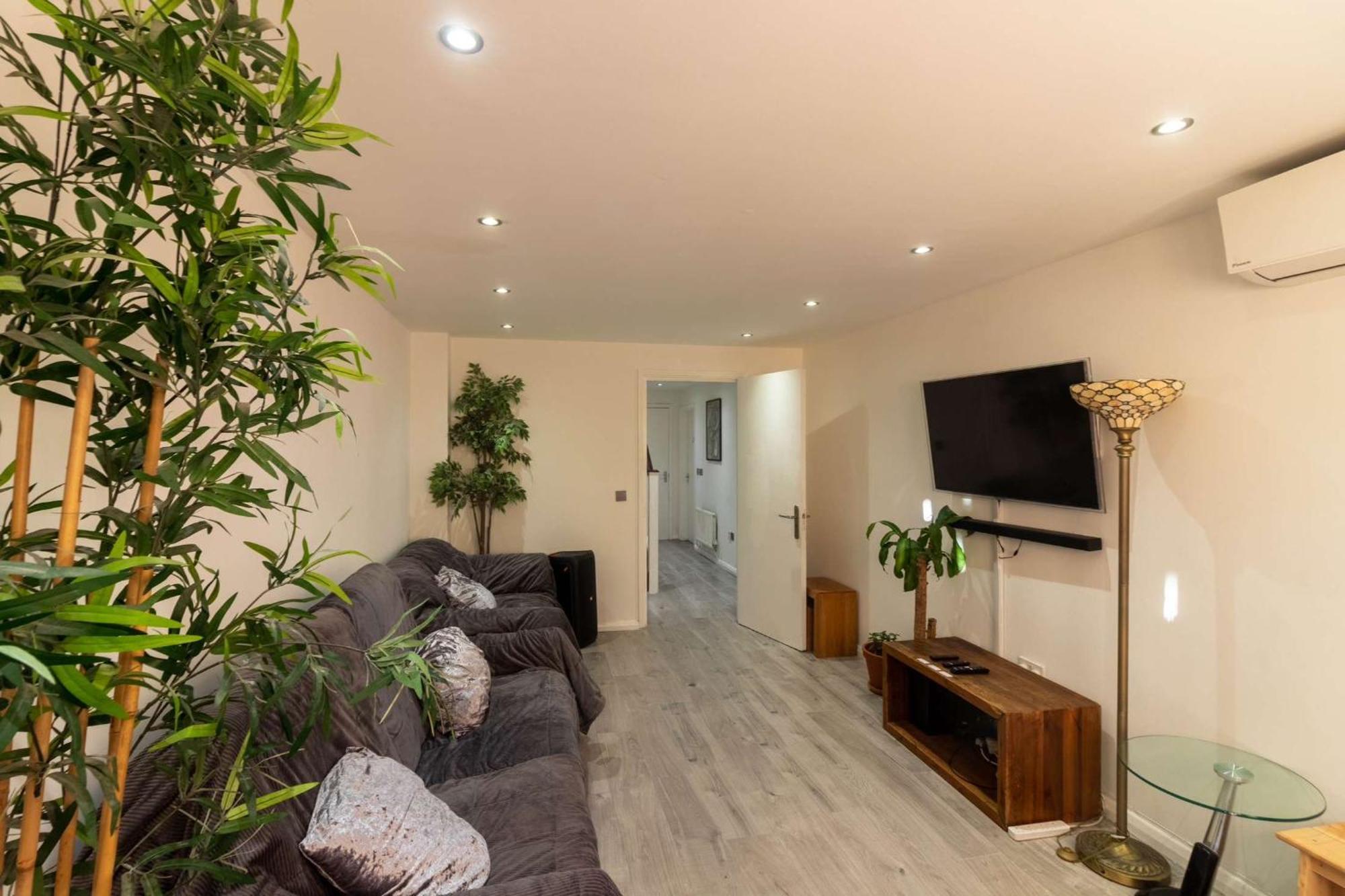 Wembley Serviced By Solara - Free Parking - By Wembley Stadium - Private Garden London