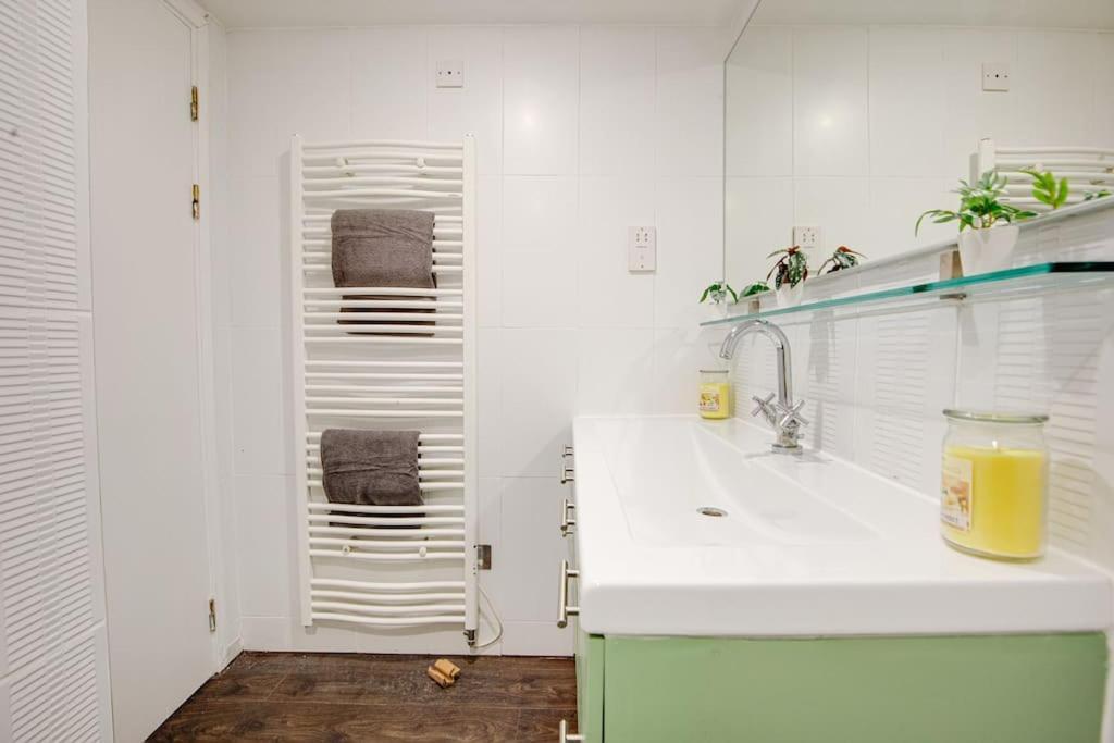 Luxstay Earls Court - Sleeps Up To 7 * London