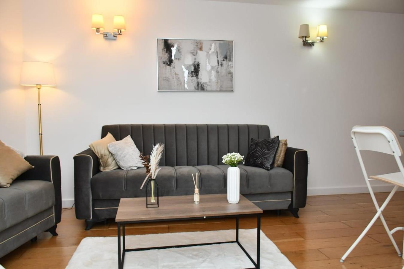 Sleeps 4 - Private Balcony - Wheelchair Accessible Apartment London