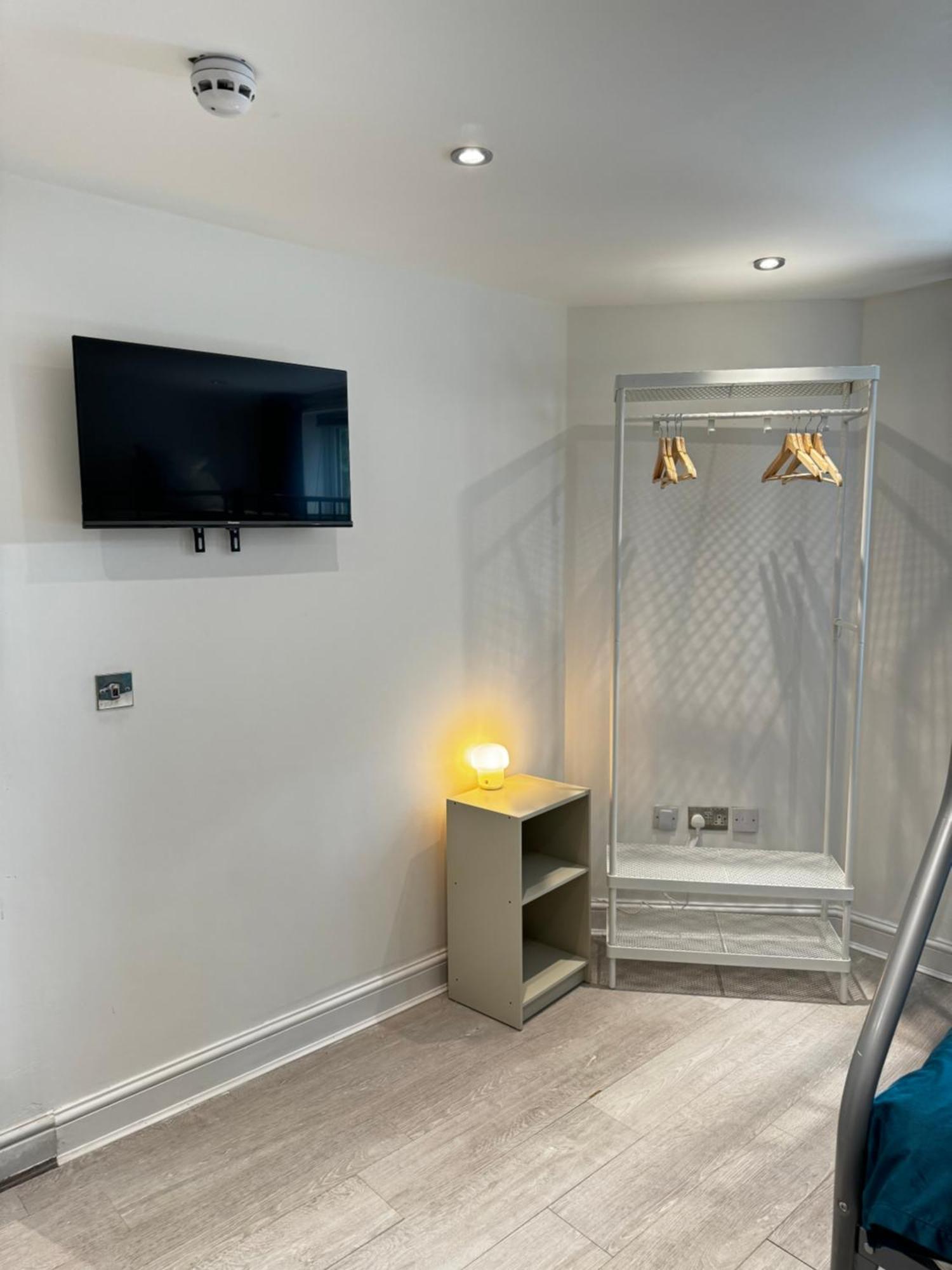 En-suite Bedroom For Up To 4! Sofa Bed - Near Stratford London