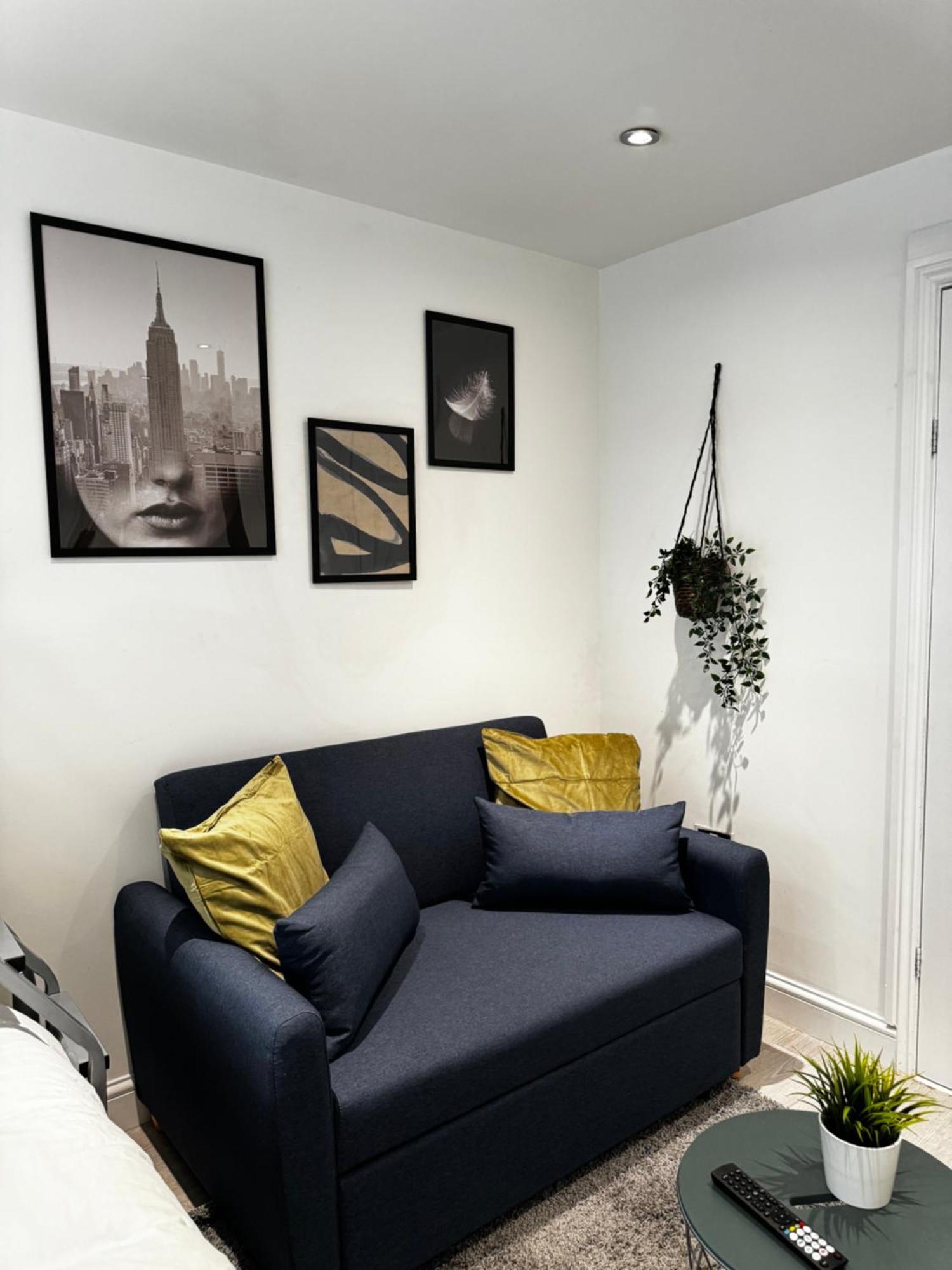 En-suite Bedroom For Up To 4! Sofa Bed - Near Stratford Guest house