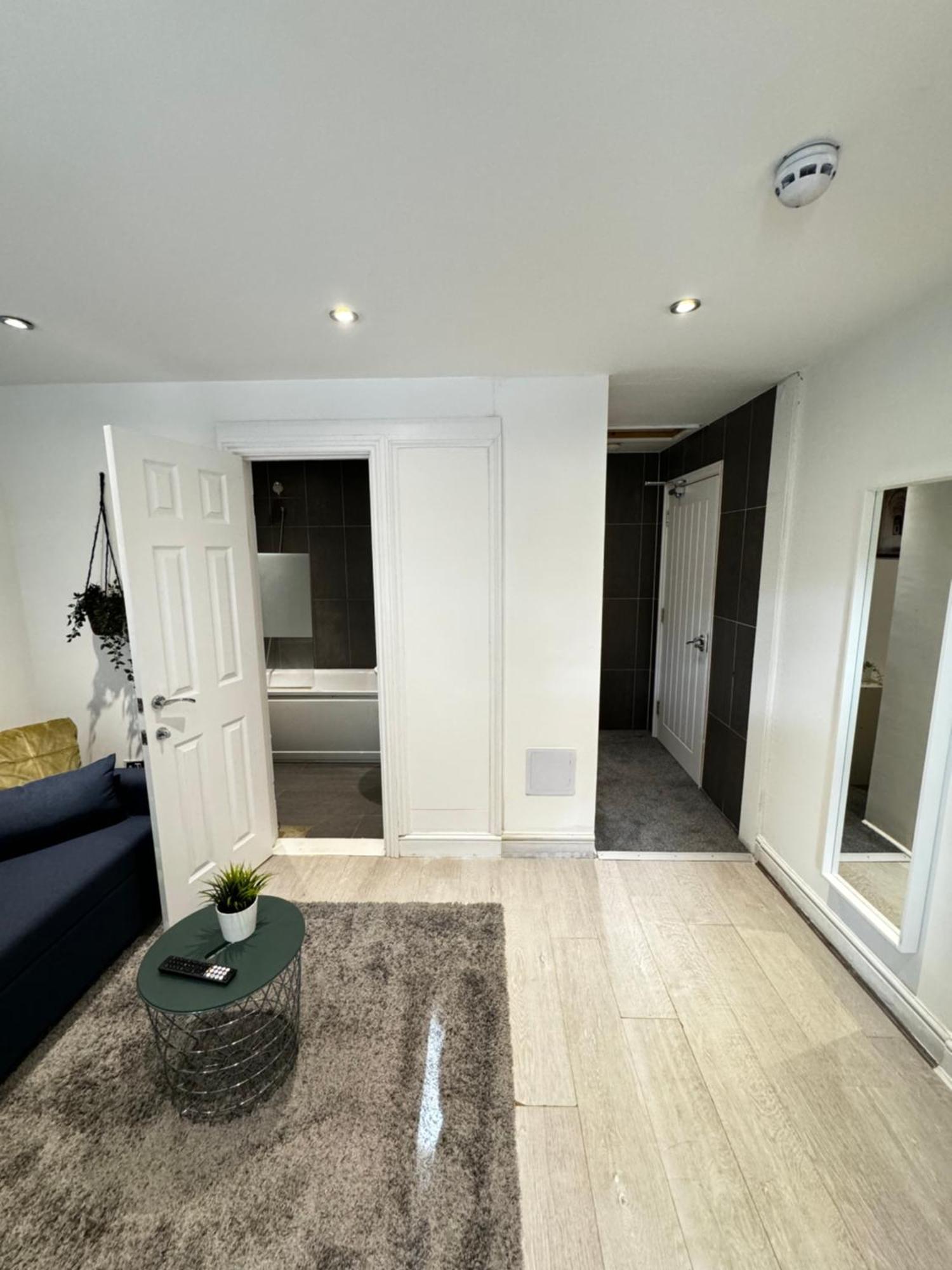 En-suite Bedroom For Up To 4! Sofa Bed - Near Stratford Guest house London