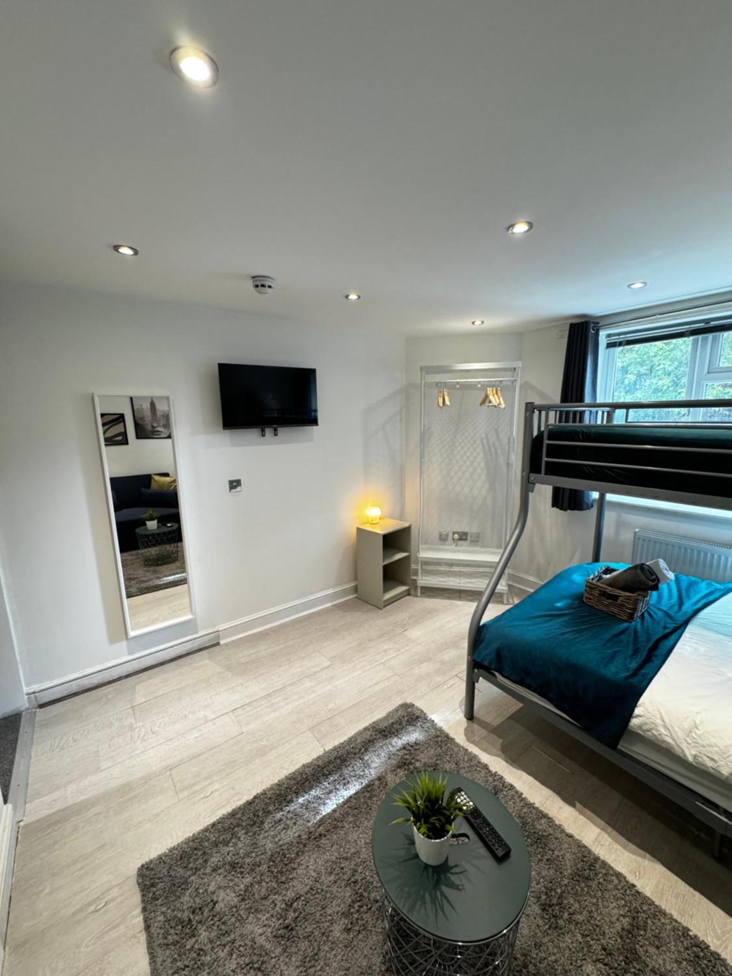 En-suite Bedroom For Up To 4! Sofa Bed - Near Stratford London