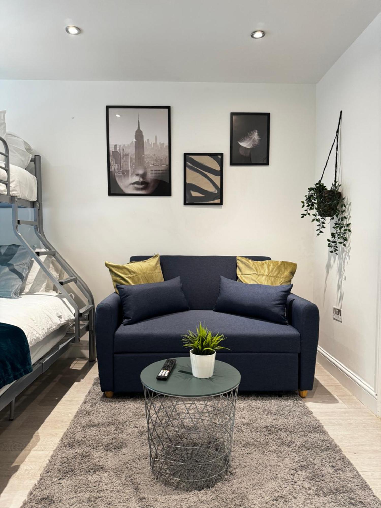 En-suite Bedroom For Up To 4! Sofa Bed - Near Stratford Guest house