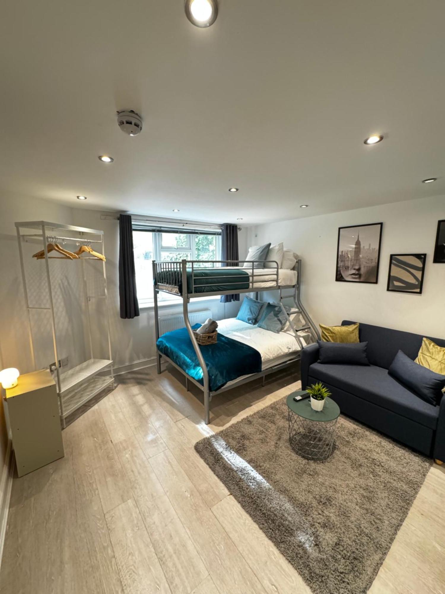 Guest house En-suite Bedroom For Up To 4! Sofa Bed - Near Stratford *