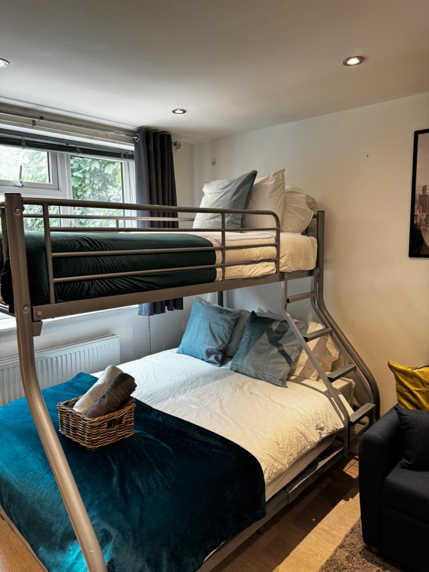 En-suite Bedroom For Up To 4! Sofa Bed - Near Stratford Pensión Londres