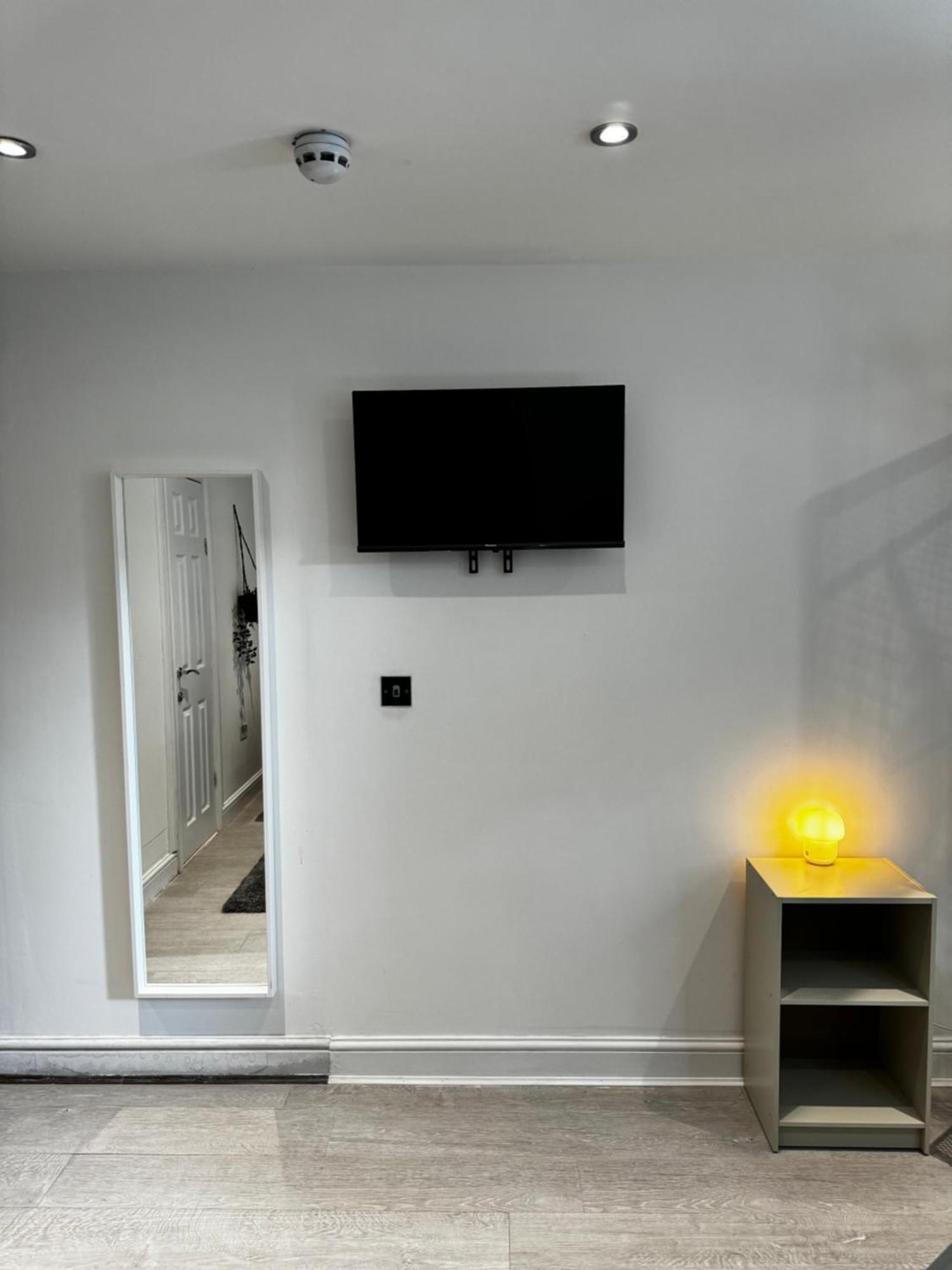 En-suite Bedroom For Up To 4! Sofa Bed - Near Stratford Guest house London