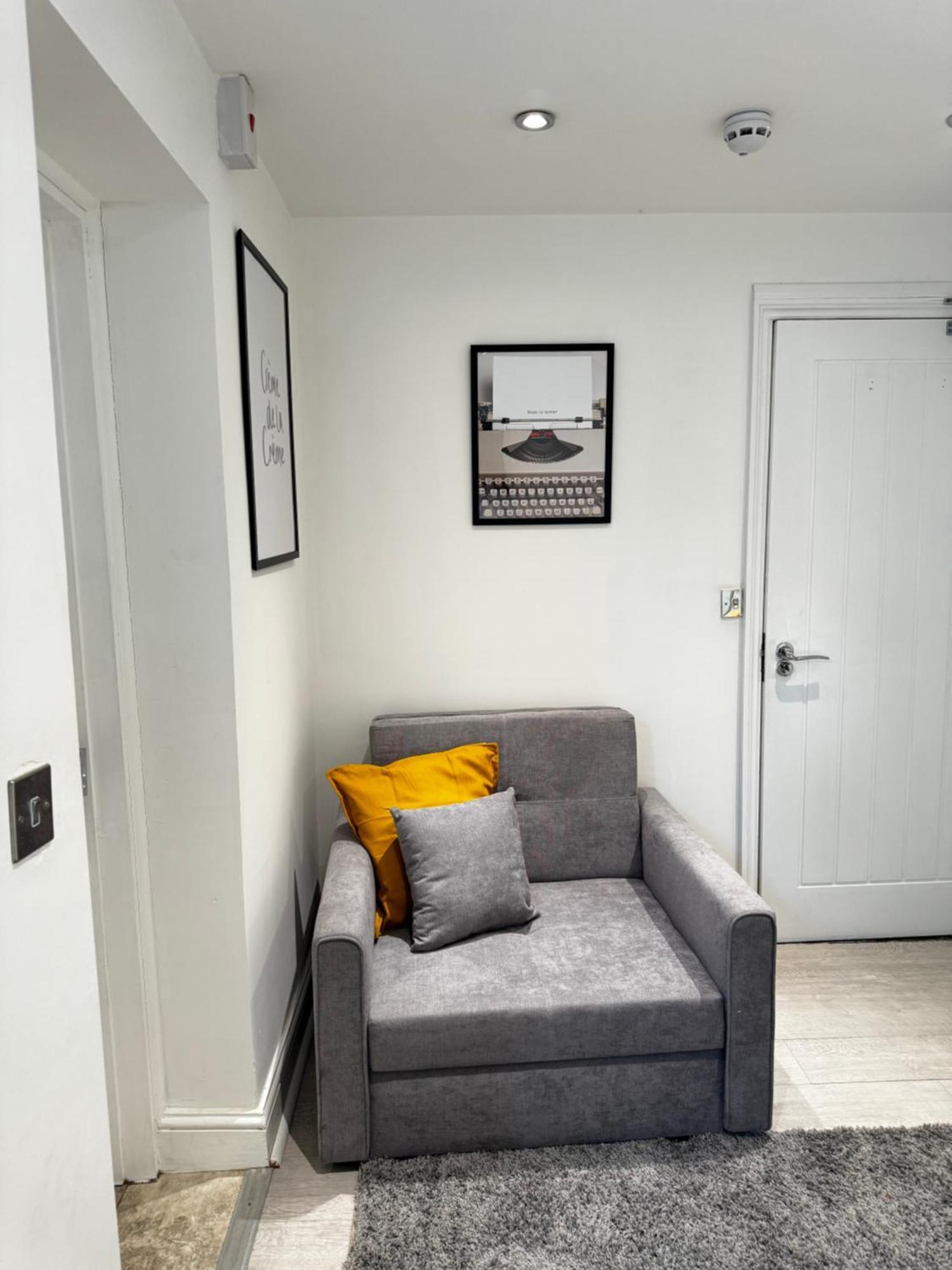 En-suite Bedroom For Up To 4! Sofa Bed - Near Stratford Pensión *