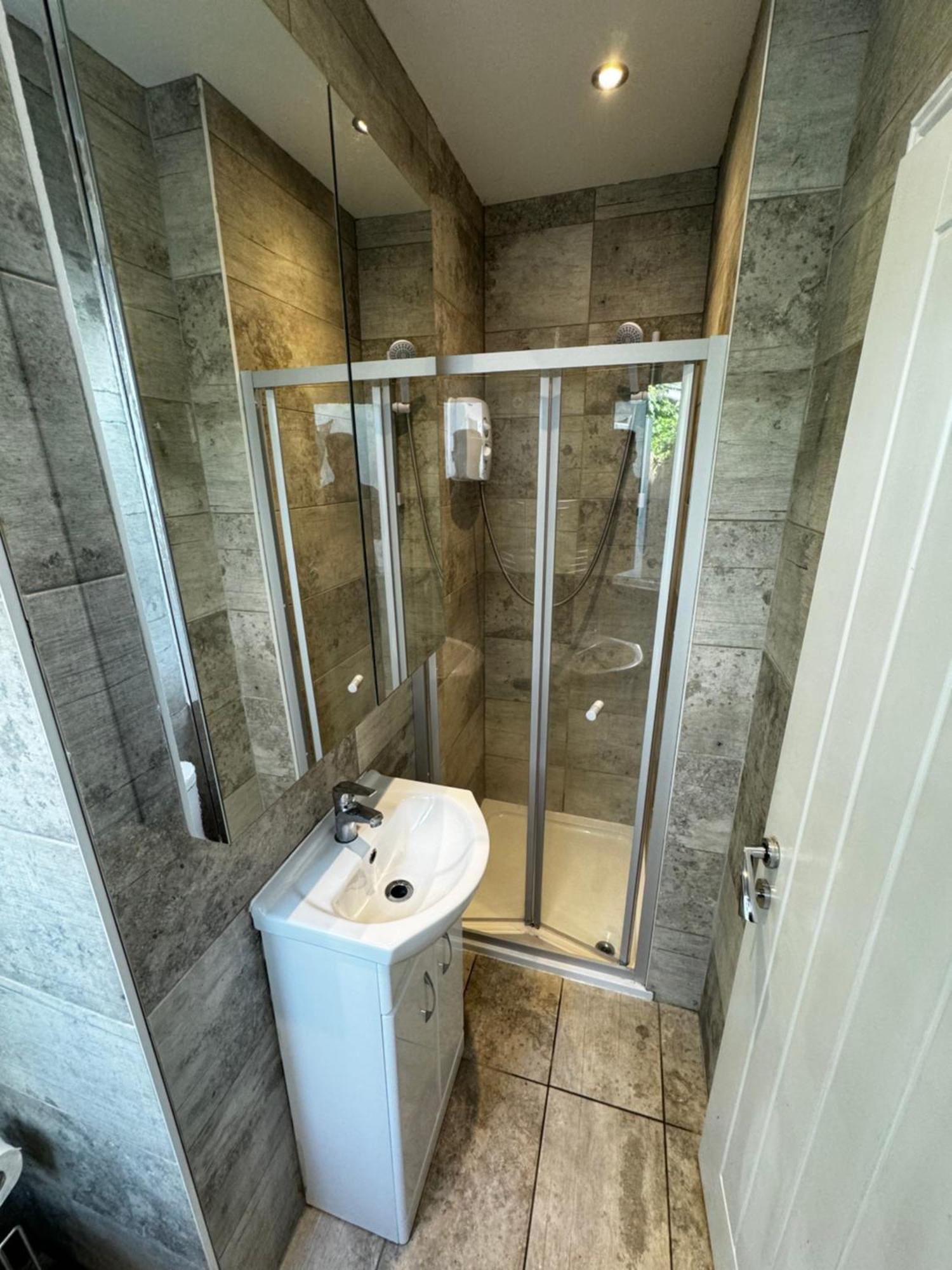 En-suite Bedroom For Up To 4! Sofa Bed - Near Stratford Guest house