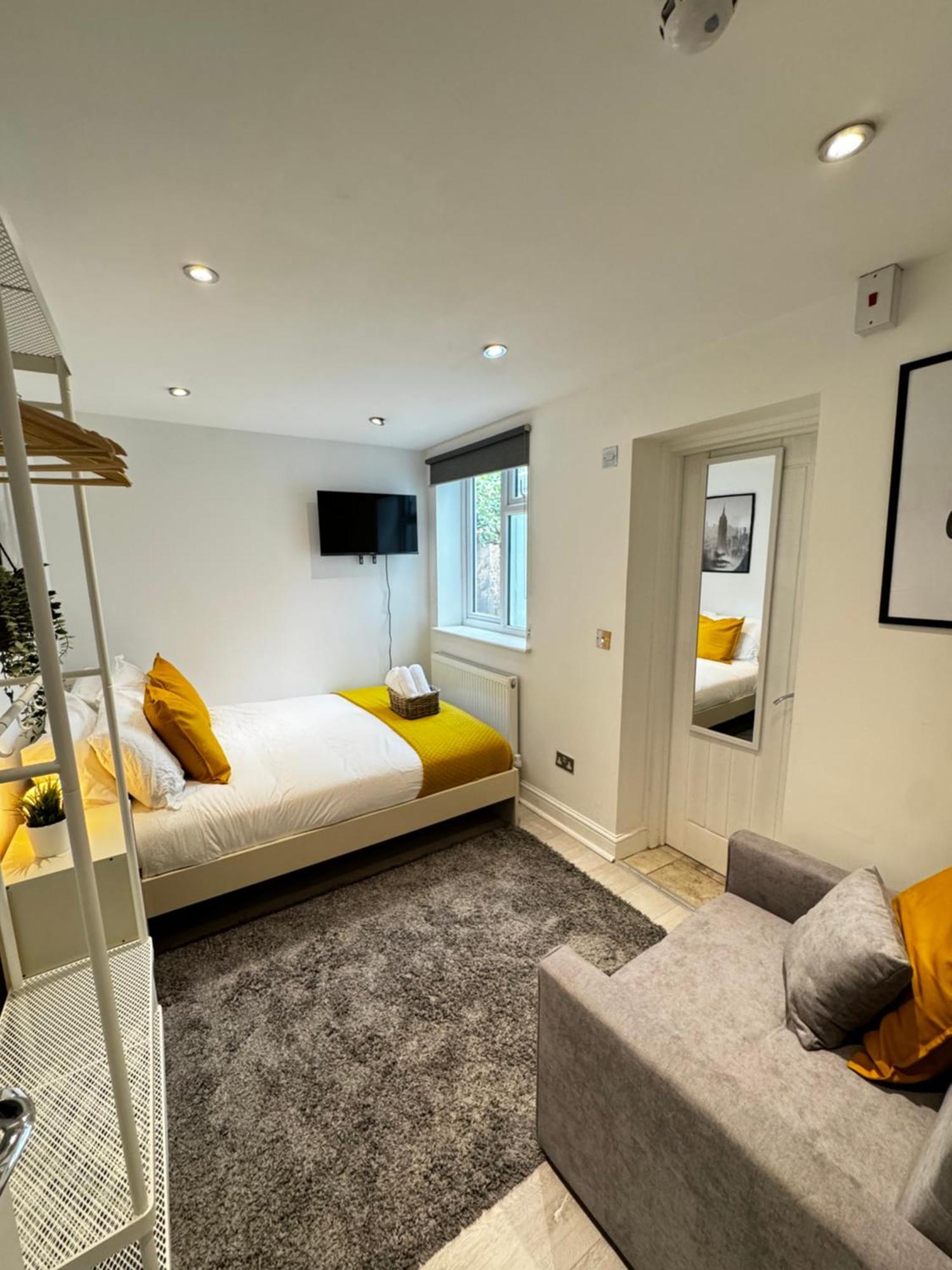 En-suite Bedroom For Up To 4! Sofa Bed - Near Stratford Guest house *
