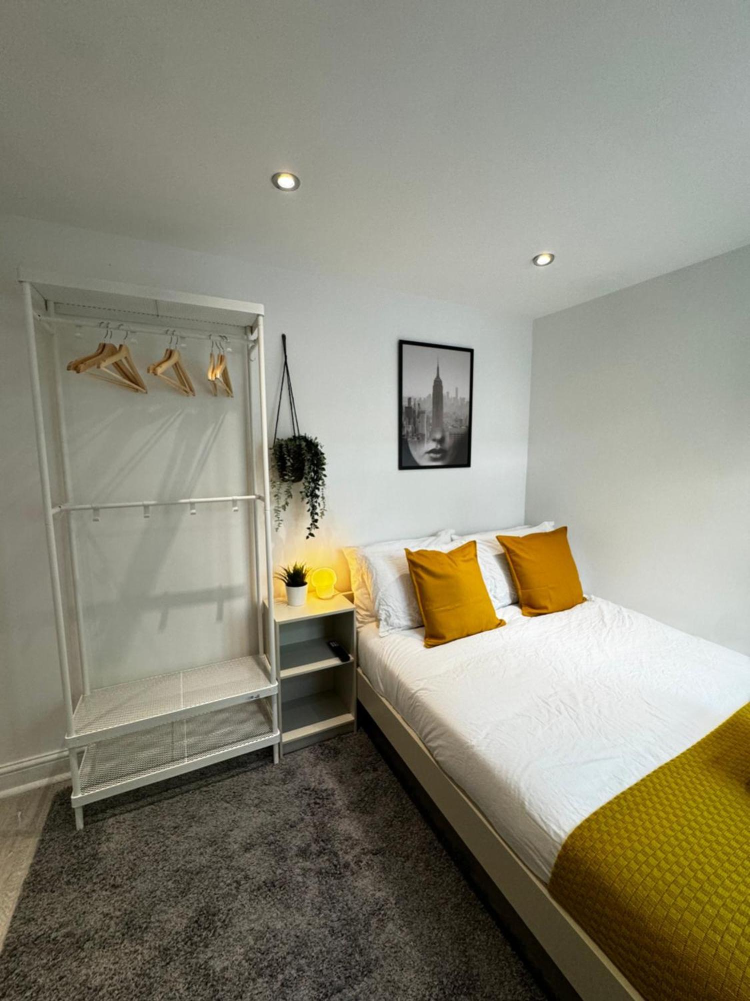 En-suite Bedroom For Up To 4! Sofa Bed - Near Stratford London