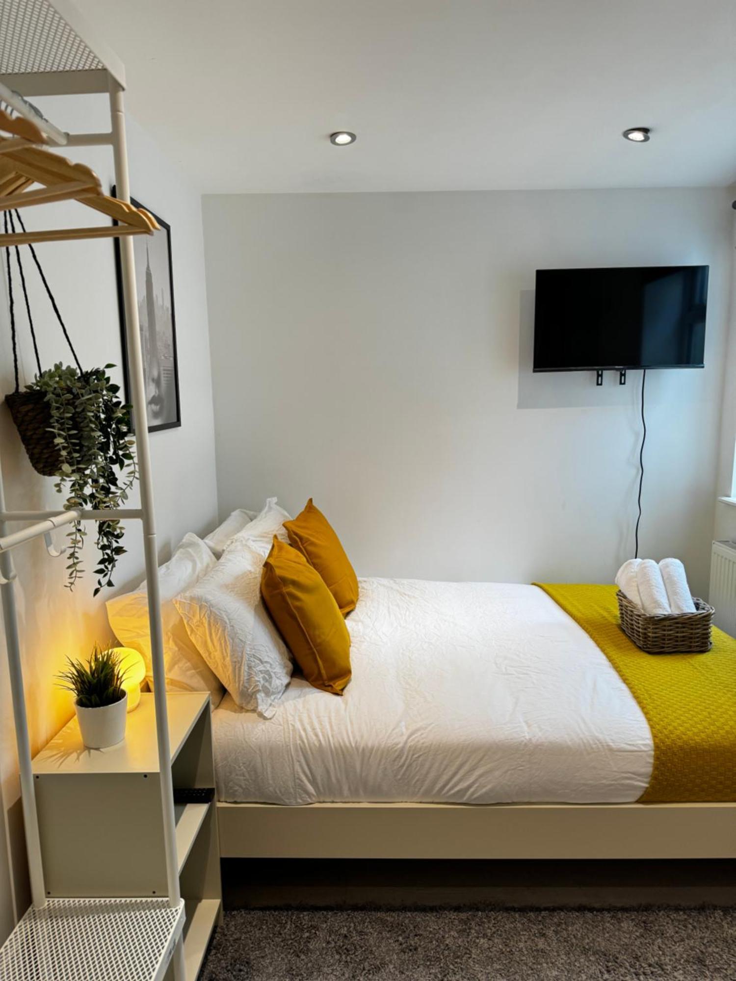 En-suite Bedroom For Up To 4! Sofa Bed - Near Stratford London