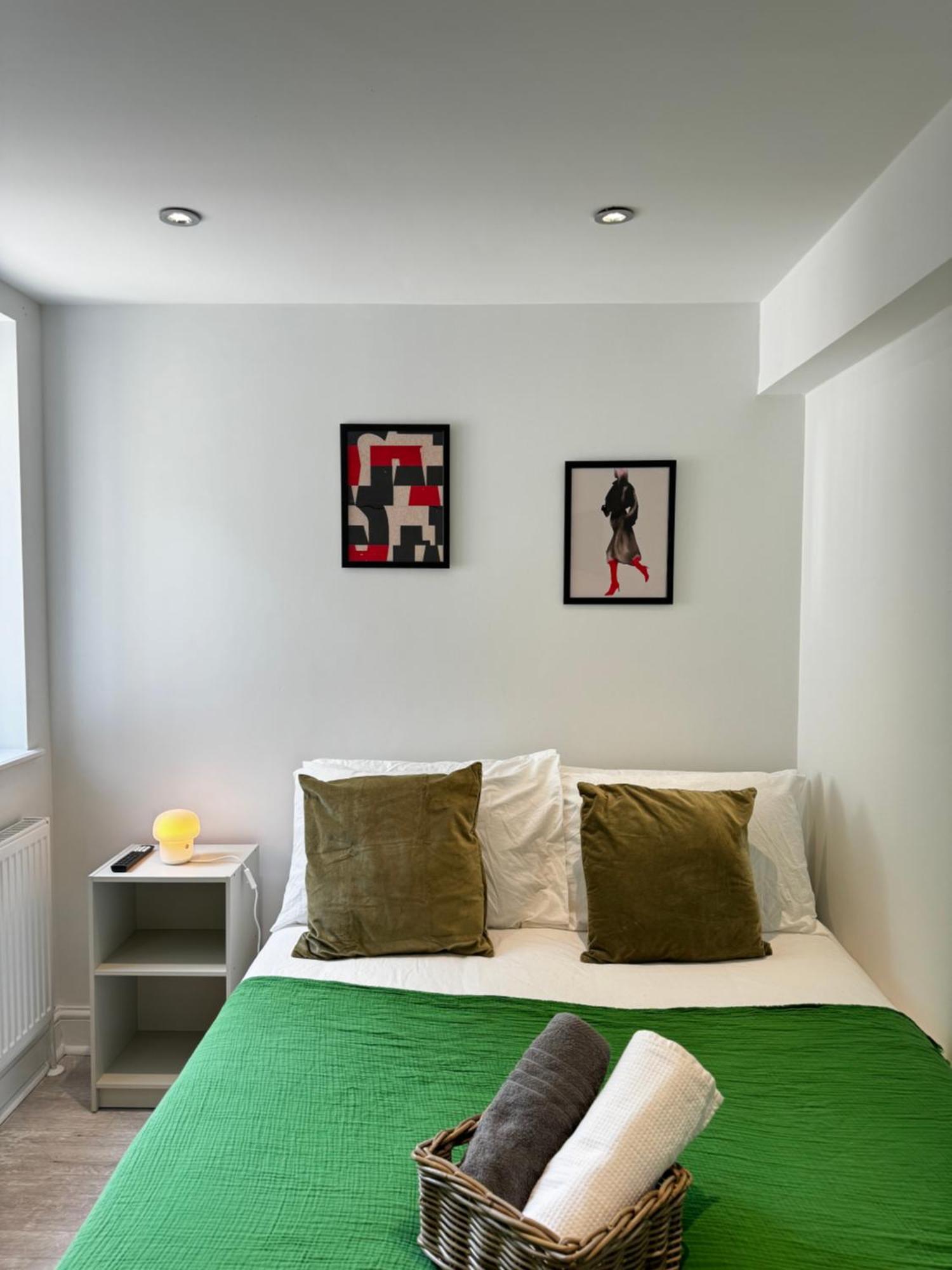 En-suite Bedroom For Up To 4! Sofa Bed - Near Stratford Pensión