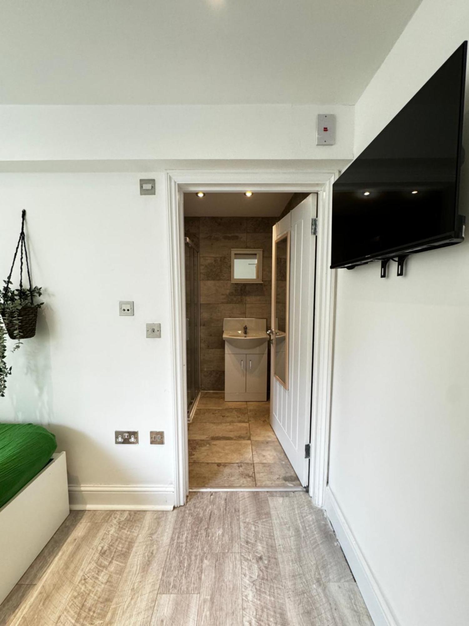 Guest house En-suite Bedroom For Up To 4! Sofa Bed - Near Stratford London