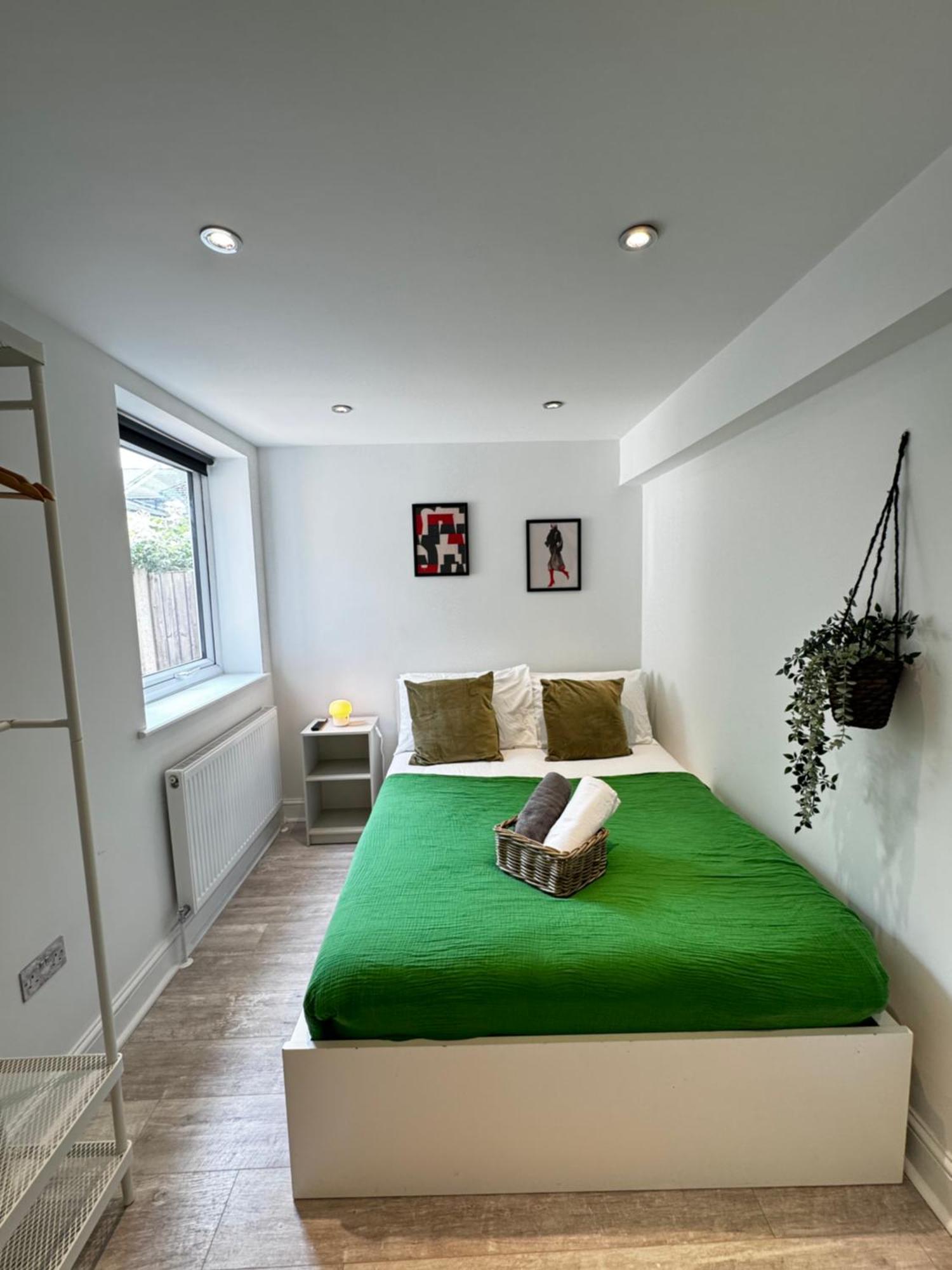 En-suite Bedroom For Up To 4! Sofa Bed - Near Stratford Guest house *