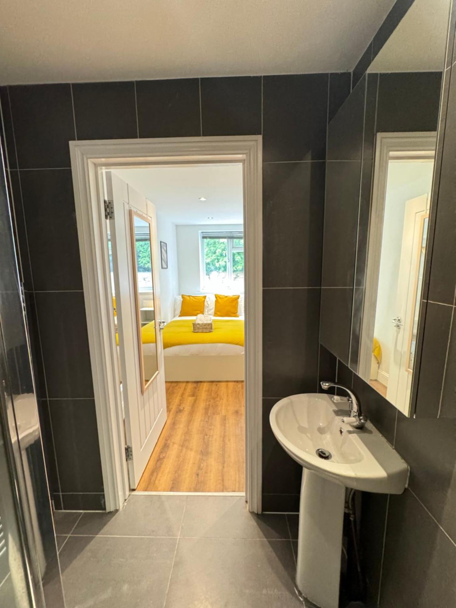 Guest house En-suite Bedroom For Up To 4! Sofa Bed - Near Stratford *