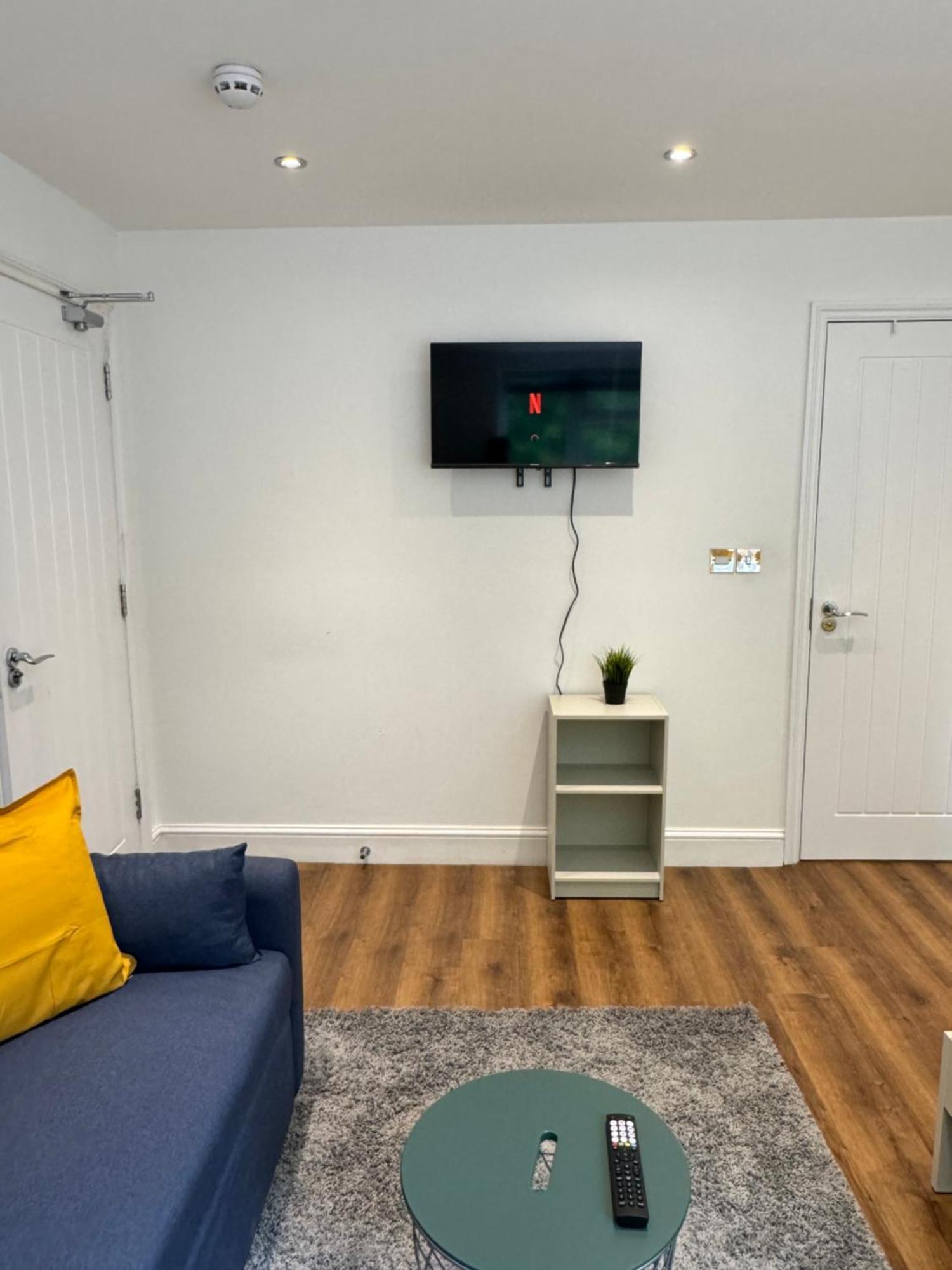En-suite Bedroom For Up To 4! Sofa Bed - Near Stratford Guest house