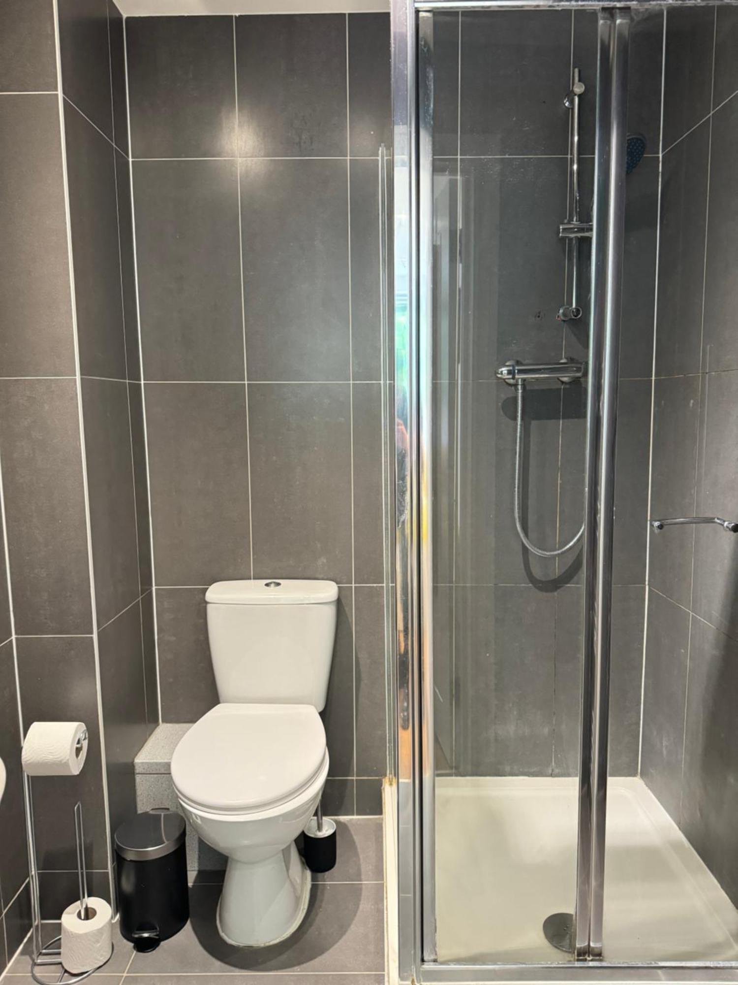 Guest house En-suite Bedroom For Up To 4! Sofa Bed - Near Stratford *