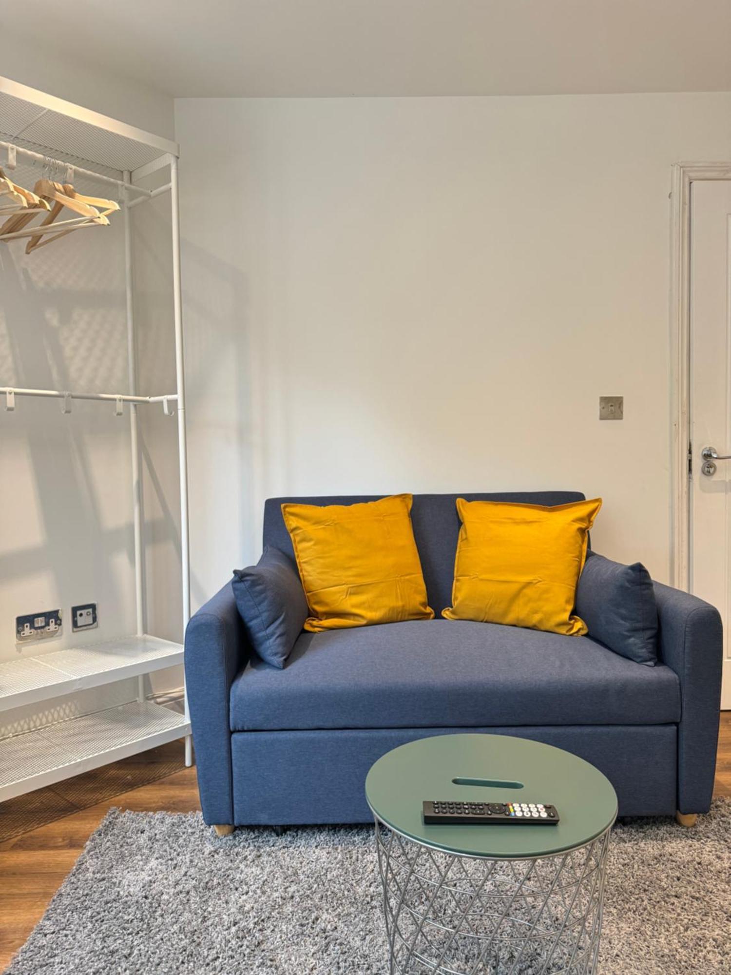 En-suite Bedroom For Up To 4! Sofa Bed - Near Stratford Guest house London