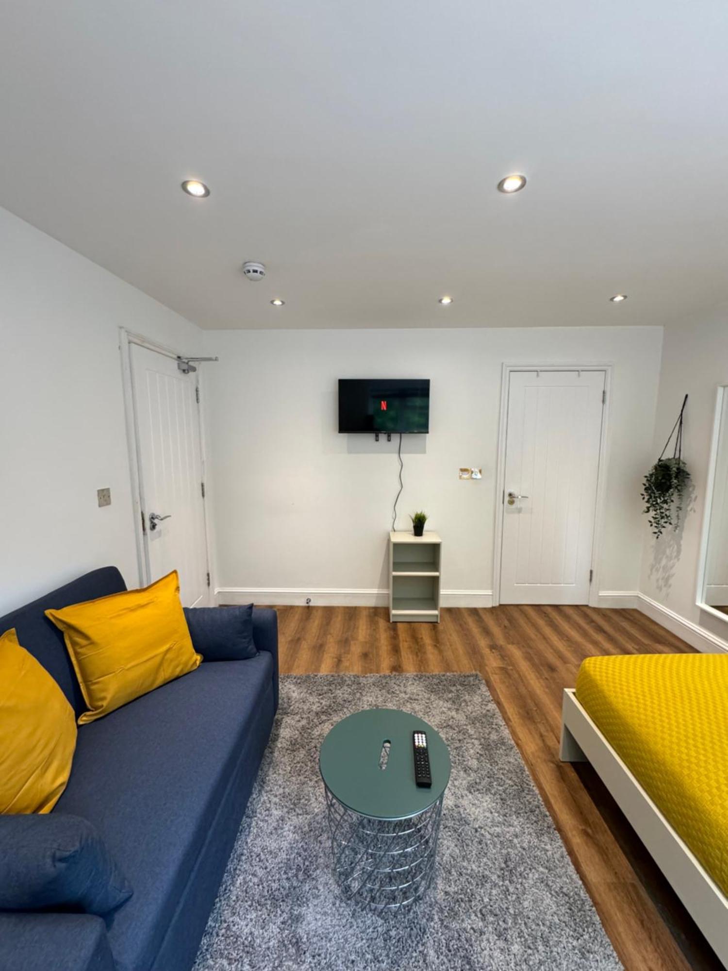 En-suite Bedroom For Up To 4! Sofa Bed - Near Stratford Guest house